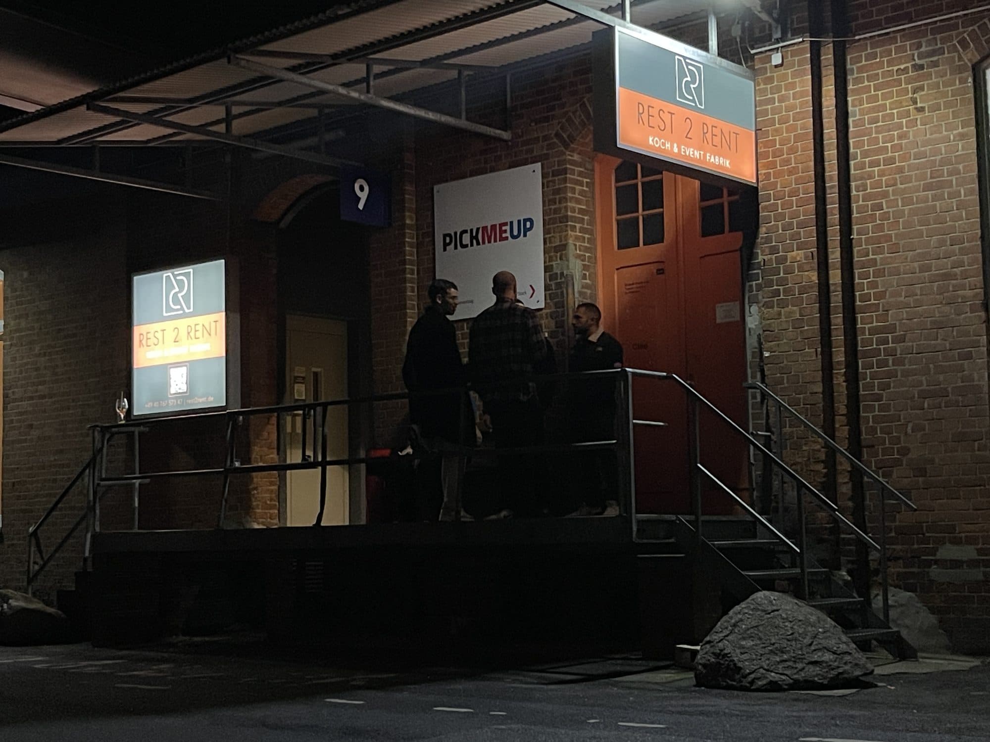 Eingang Haus 9 mit Rampe am Abend in der Eventlocation REST2RENT Hamburg