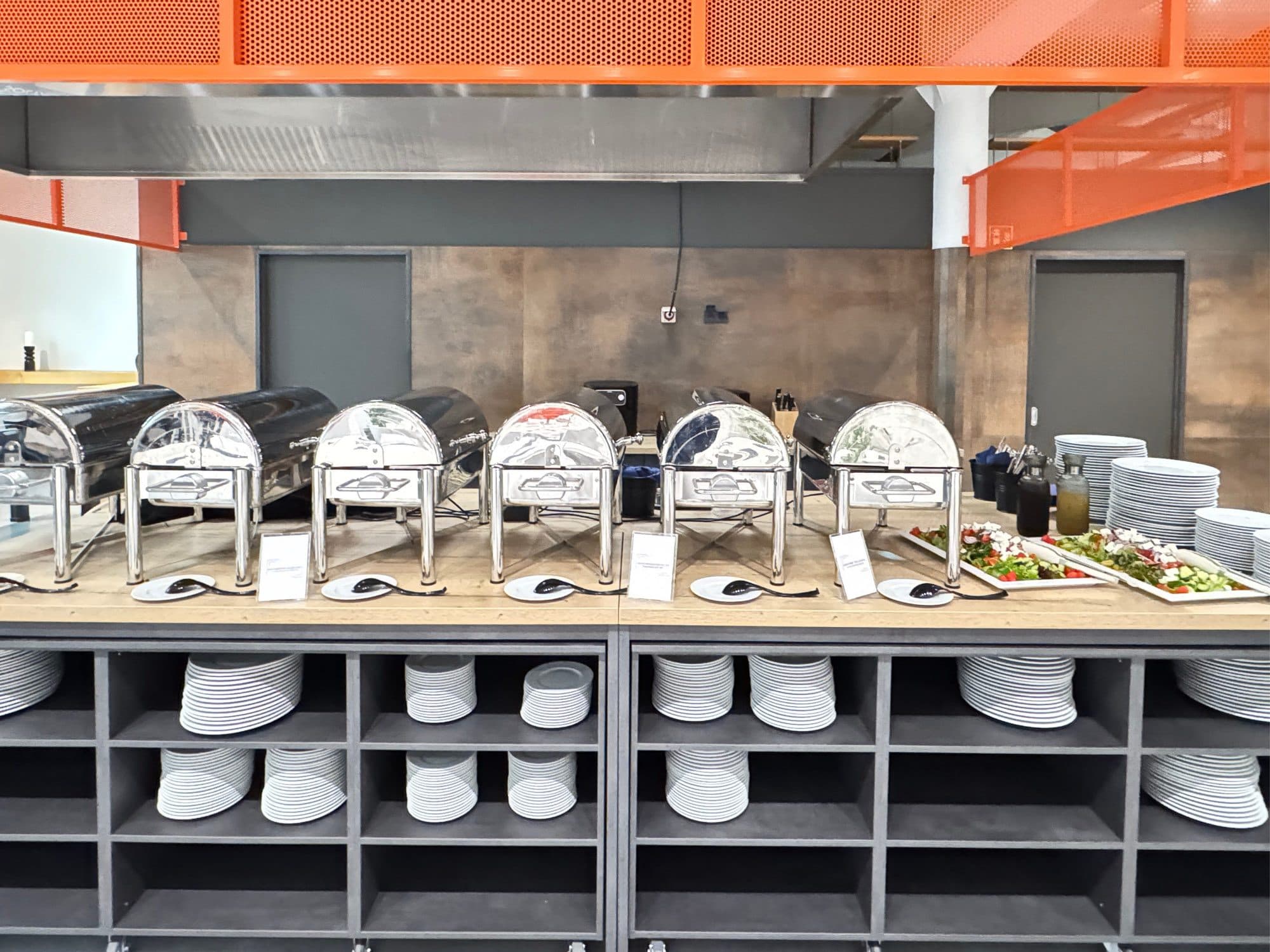 Buffetstrecke mit Chafing Dishes vor der Kitchen Area in der Eventlocation REST2RENT Hamburg