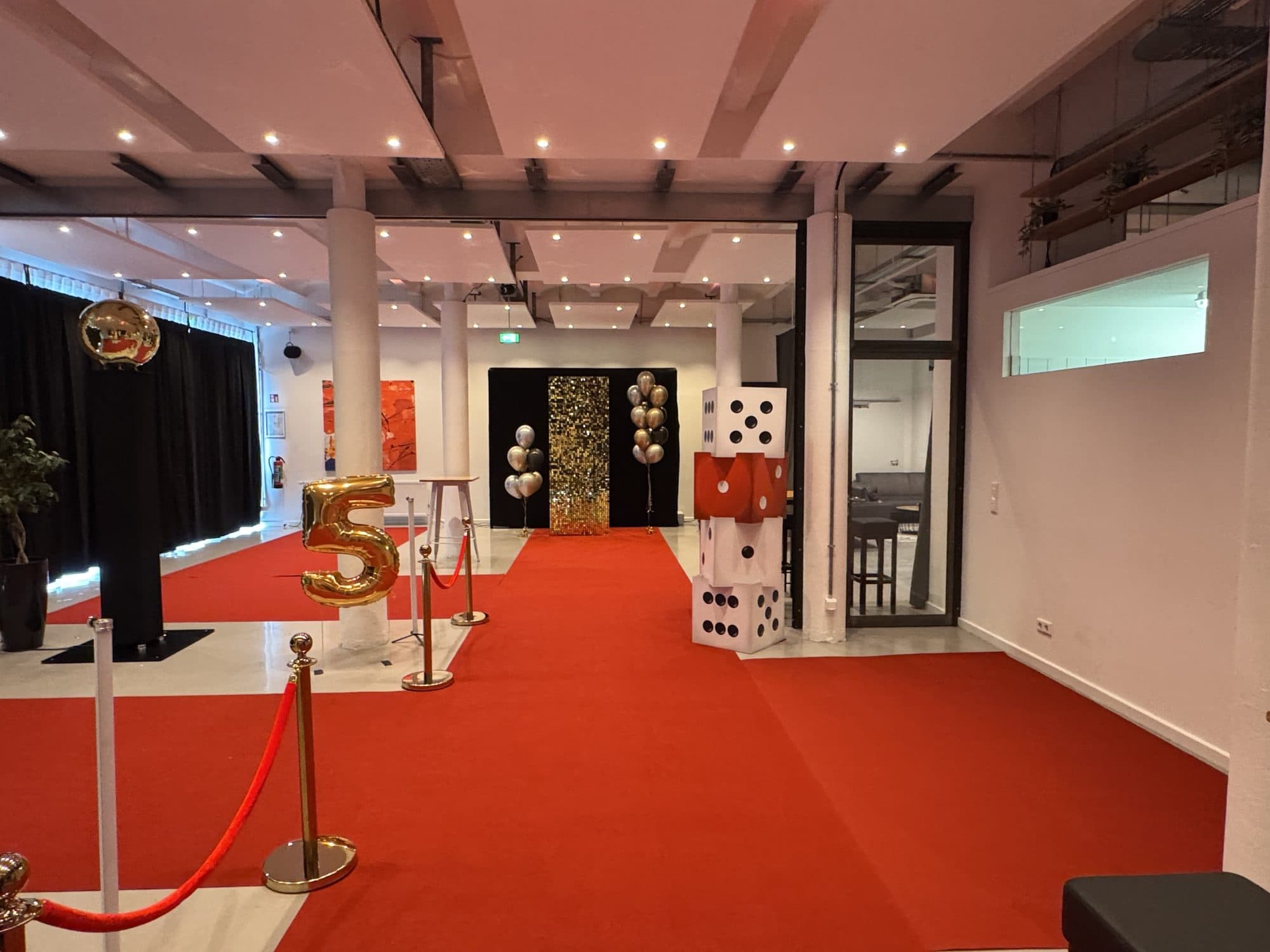 Firmenevent mit rotem Teppich und Casino-Deko in der Eventlocation REST2RENT Hamburg