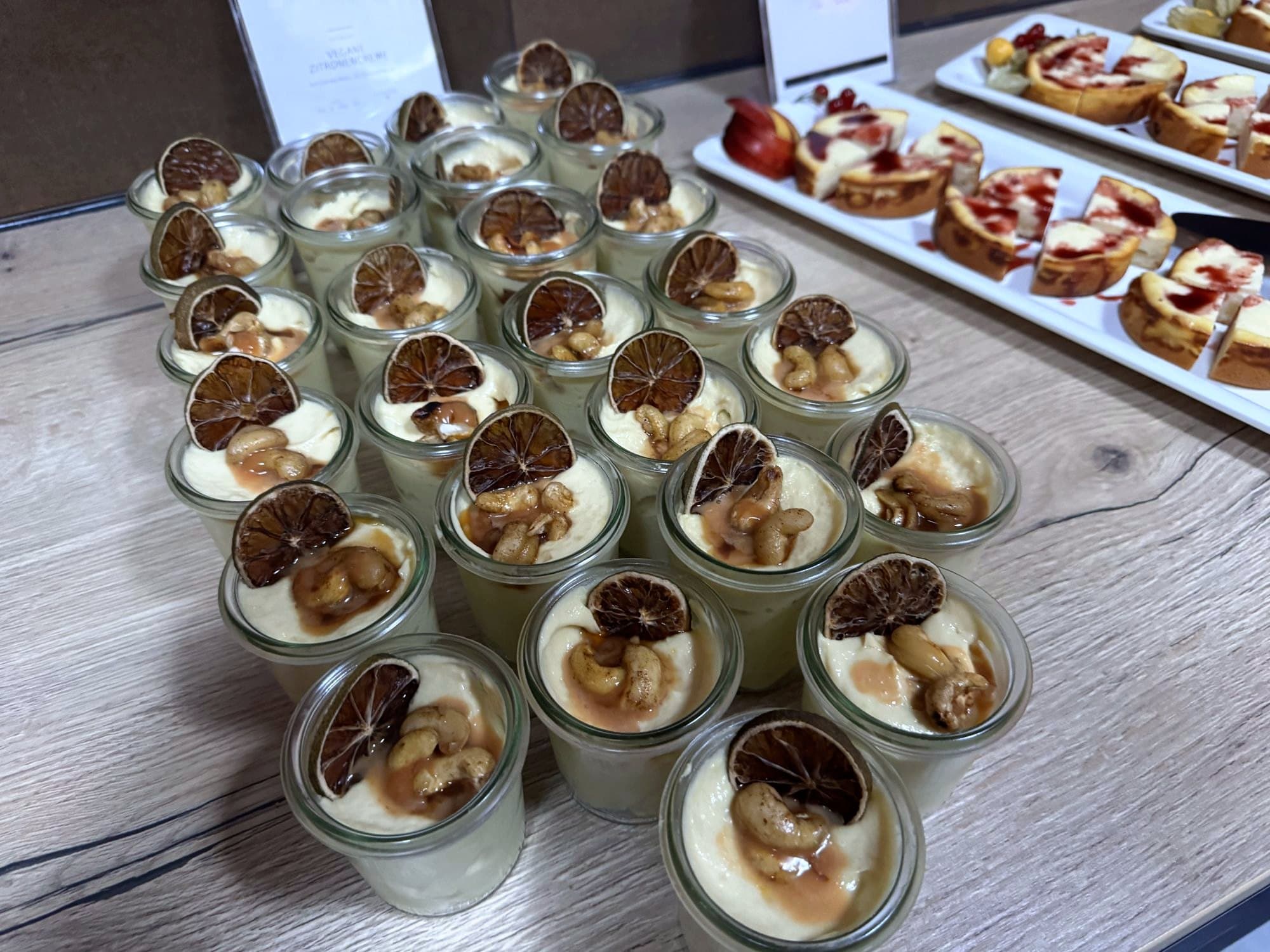Dessertgläser mit Creme und Schokolade am Buffet in der Eventlocation REST2RENT Hamburg