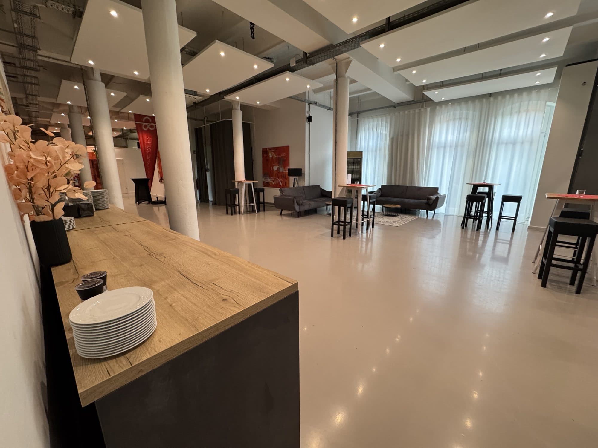 Empty loft with counter and daylight at the REST2RENT event venue in Hamburg
