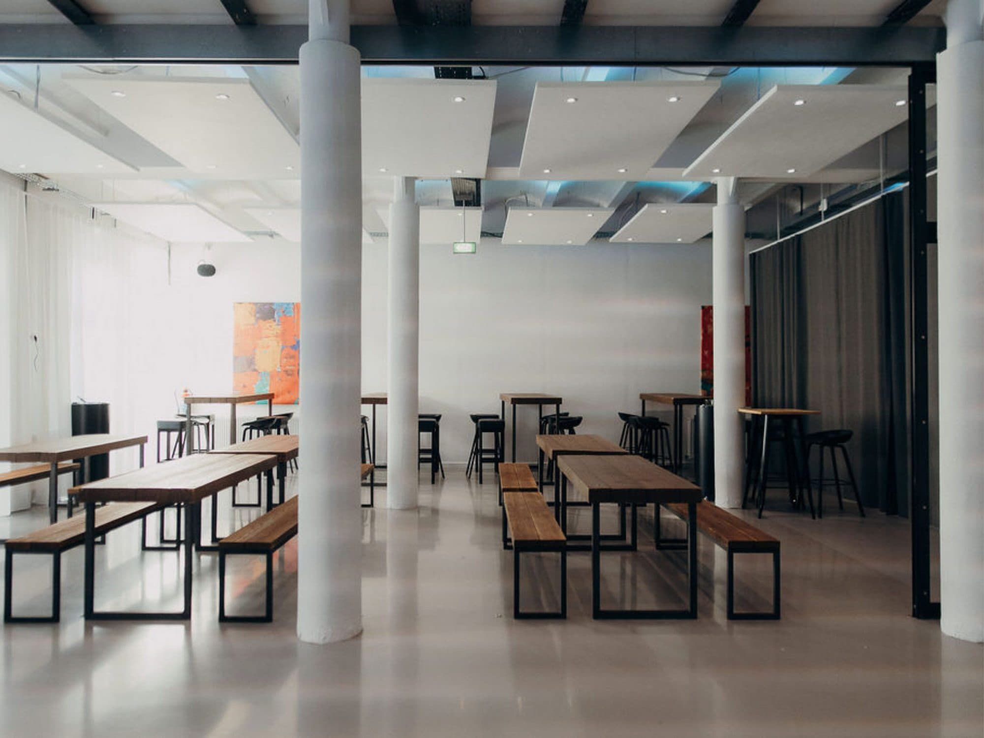 Industrial-Holztische mit Bänken im Loft in der Eventlocation REST2RENT Hamburg