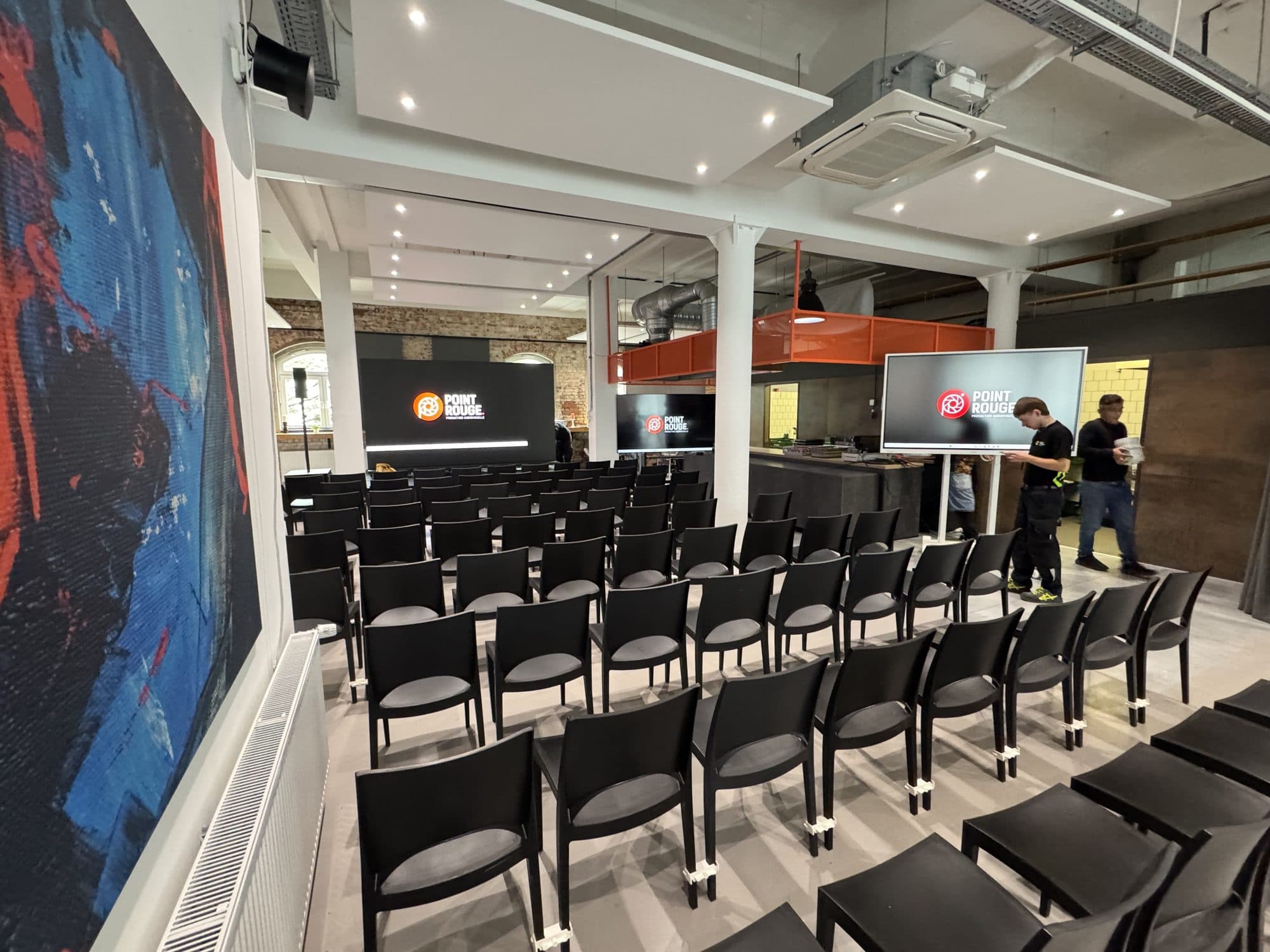 Tagungsbestuhlung mit Screen und Bühne in der Eventlocation REST2RENT Hamburg
