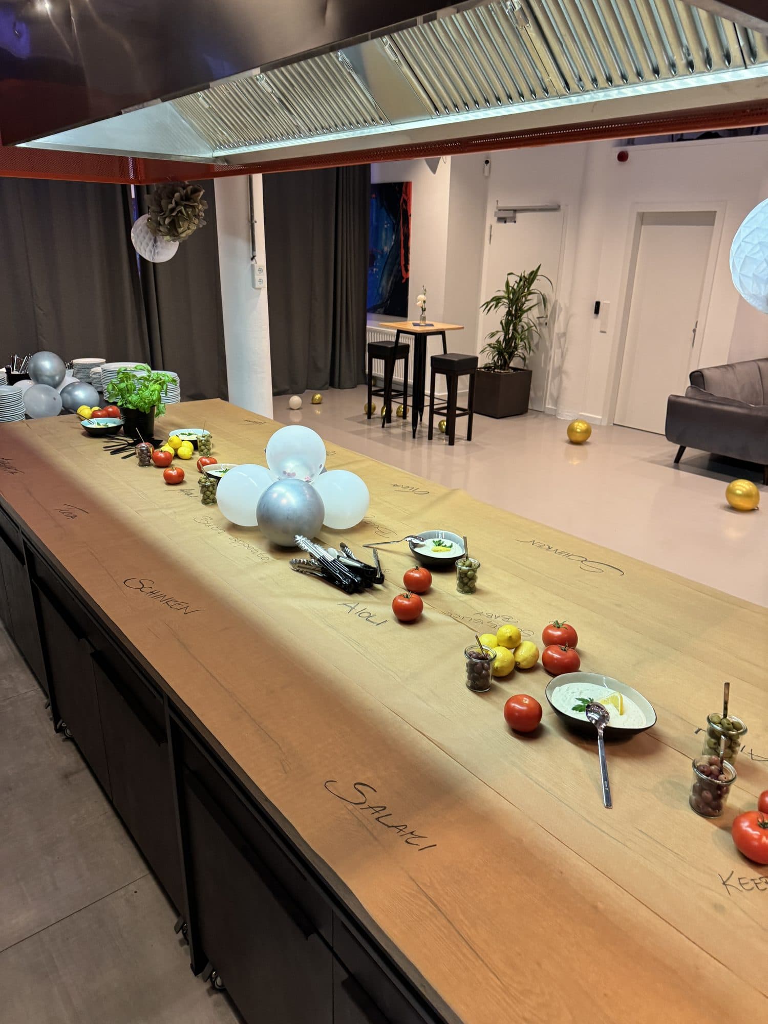 Prepared station at the cooking island at the REST2RENT event venue in Hamburg