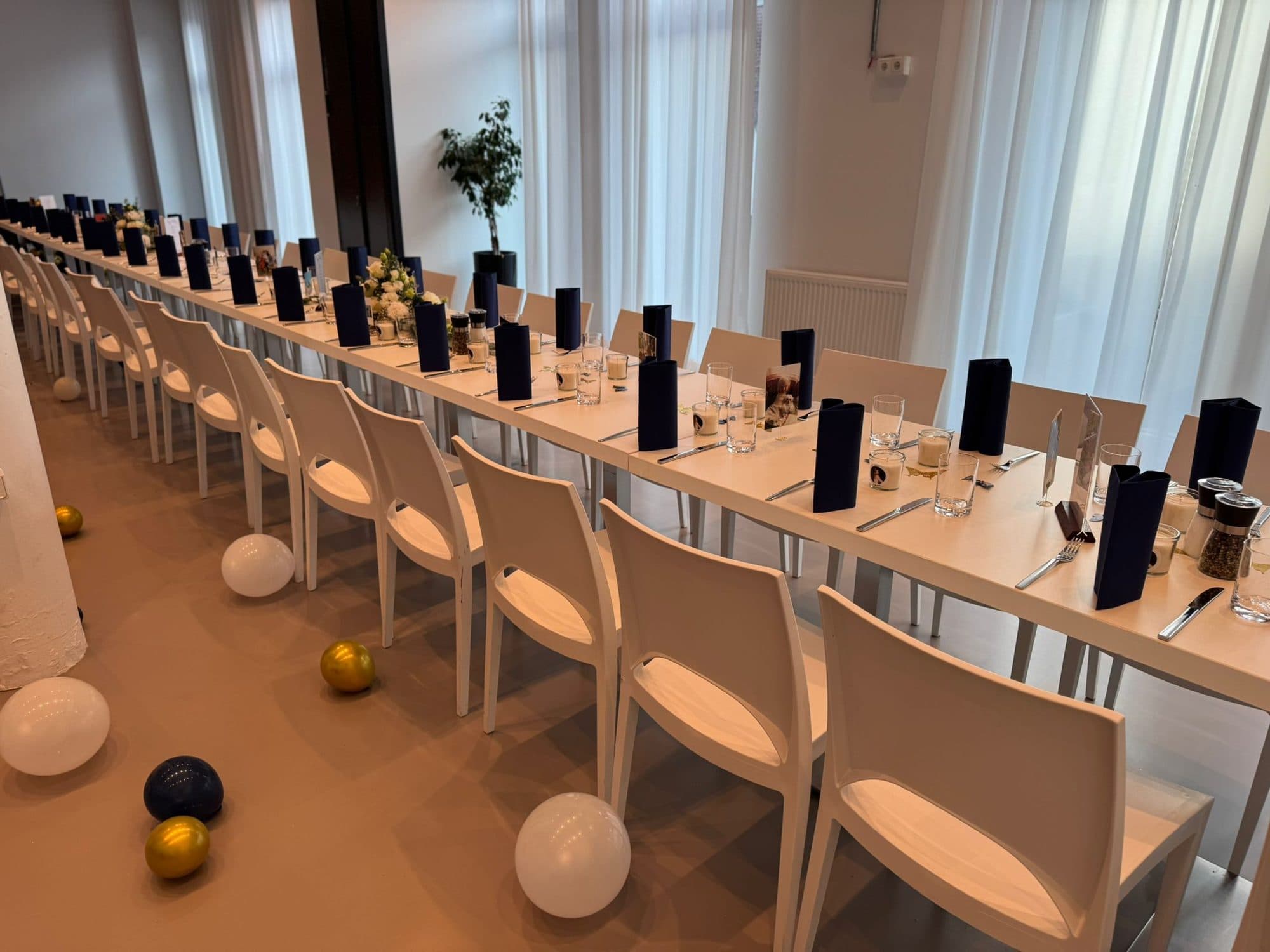 Festtafel mit Ballons auf dem Boden bei einer Geburtstagsfeier in der Eventlocation REST2RENT Hamburg