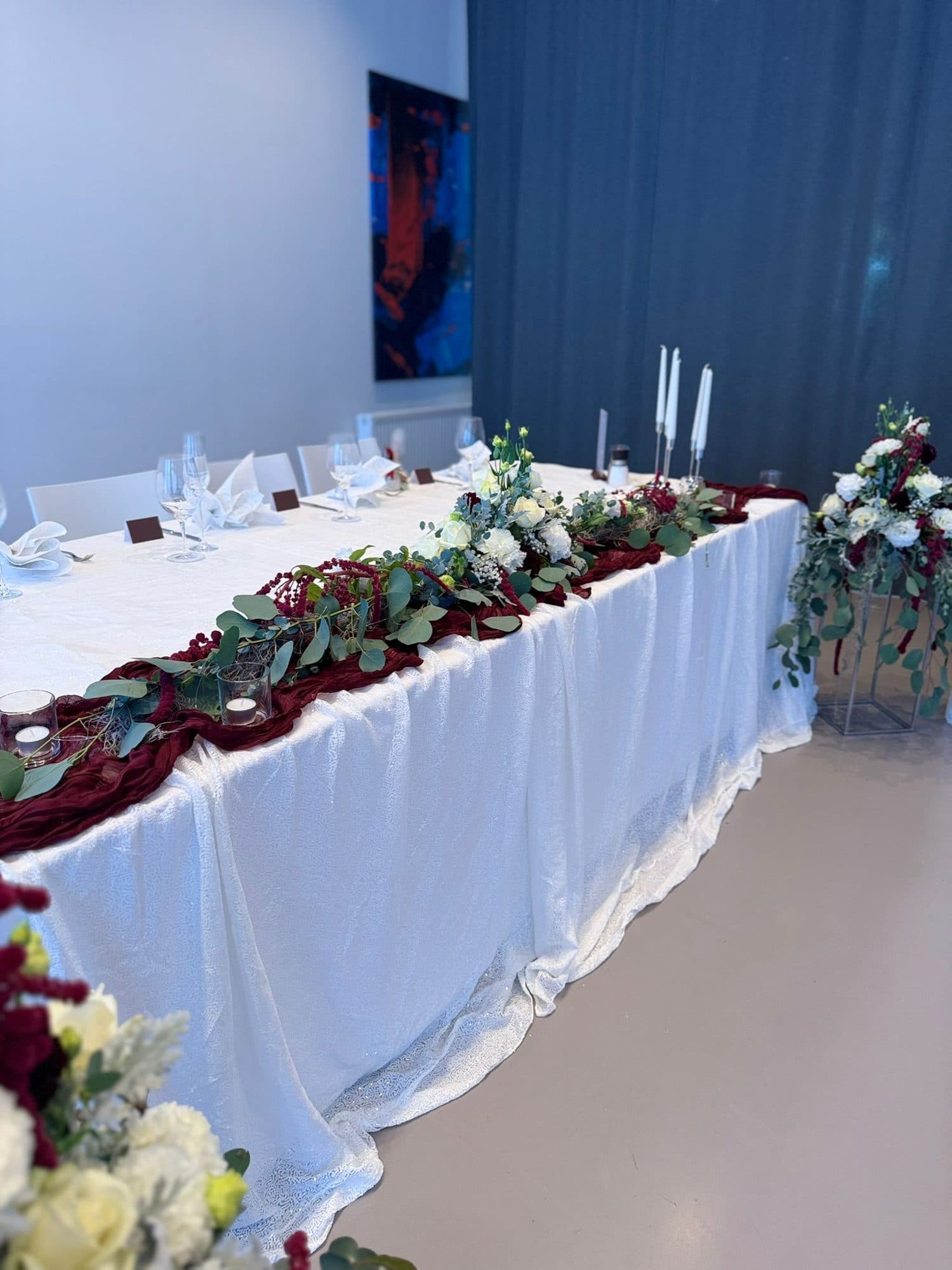 Tafel mit weißer Tischdecke und Rosengesteck bei einer Hochzeit in der Eventlocation REST2RENT Hamburg