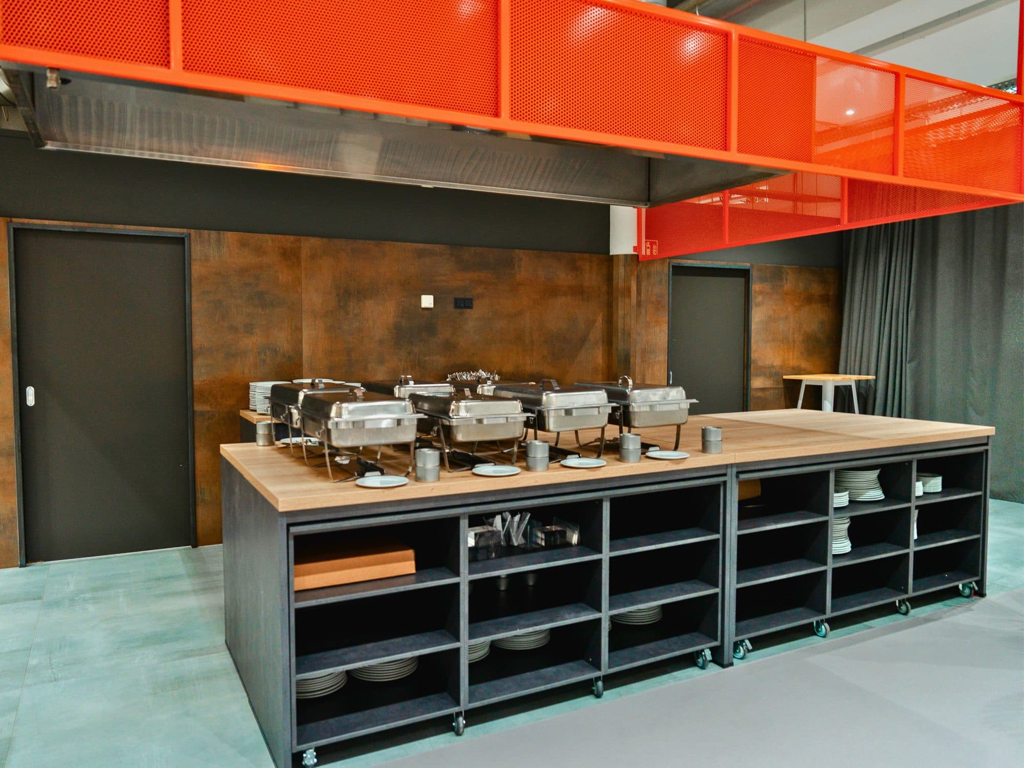 Kochinsel mit Chafing Dishes in der Kitchen Area in der Eventlocation REST2RENT Hamburg