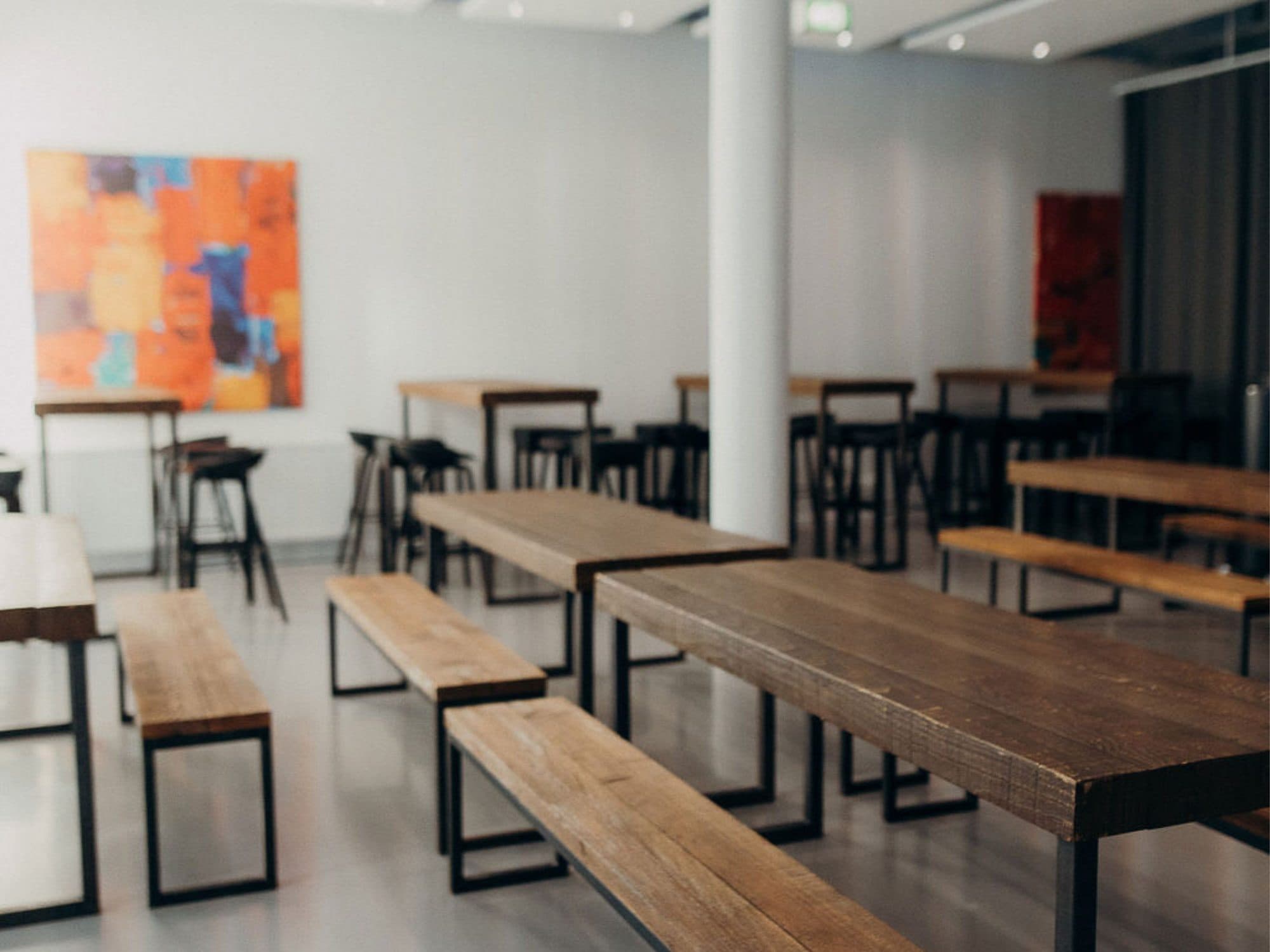 Biertisch-Atmosphäre mit Holzbänken in der Eventlocation REST2RENT Hamburg