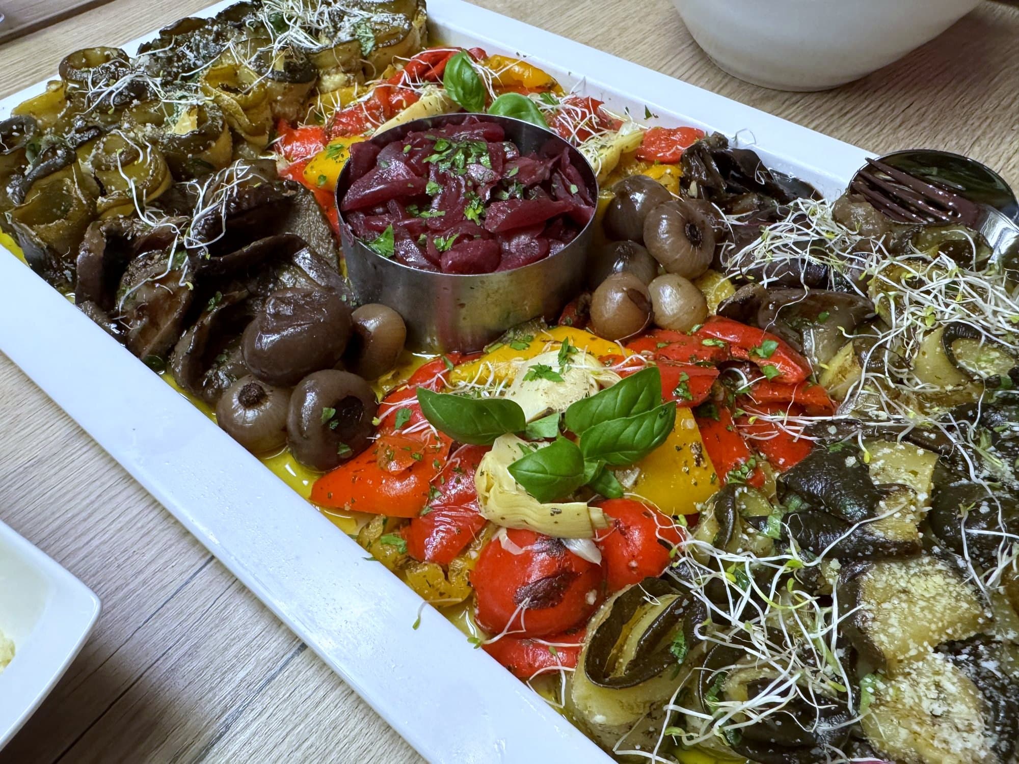 Antipasti-Platte mit gegrilltem Gemüse in der Eventlocation REST2RENT Hamburg
