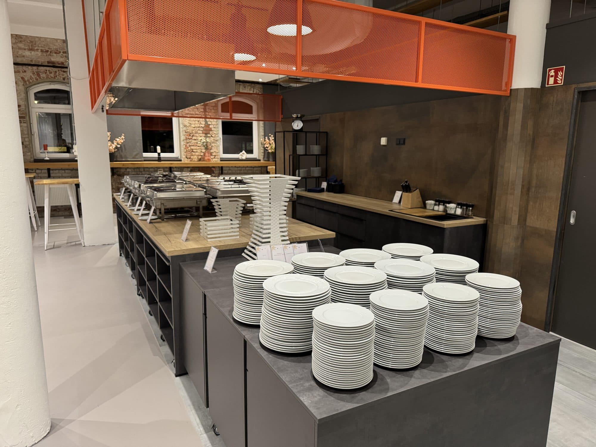 Tellerstapel an der Ausgabe in der Kitchen Area in der Eventlocation REST2RENT Hamburg