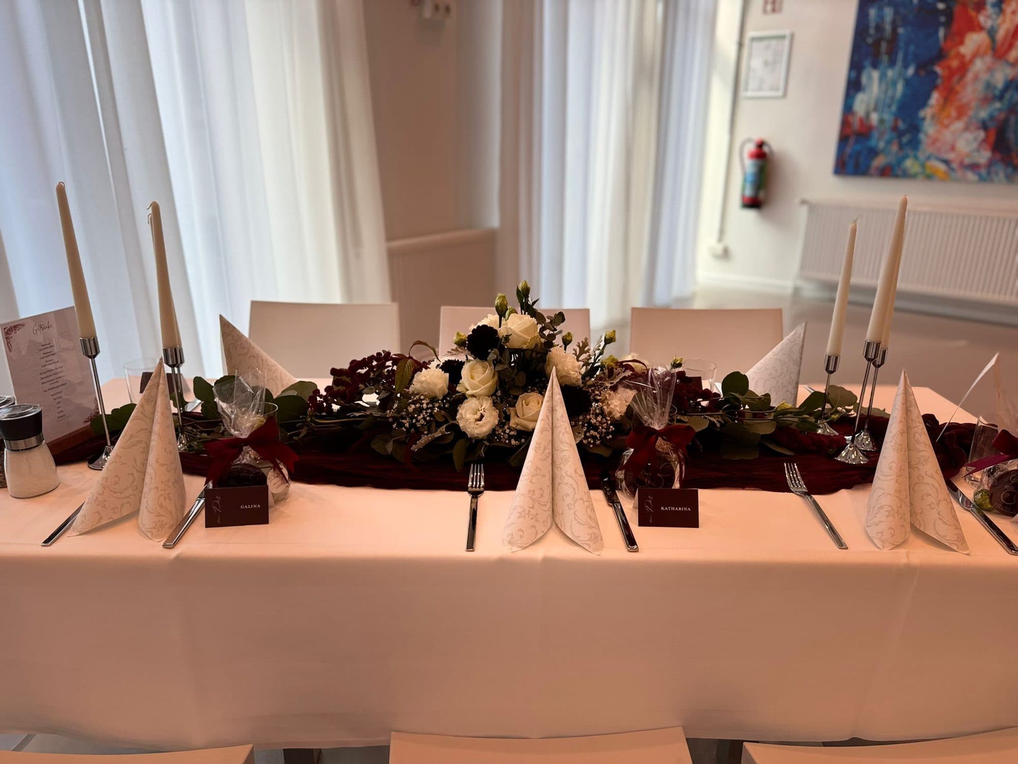 Gedeckte Tafel mit Servietten, Kerzen und Blumen in der Eventlocation REST2RENT Hamburg