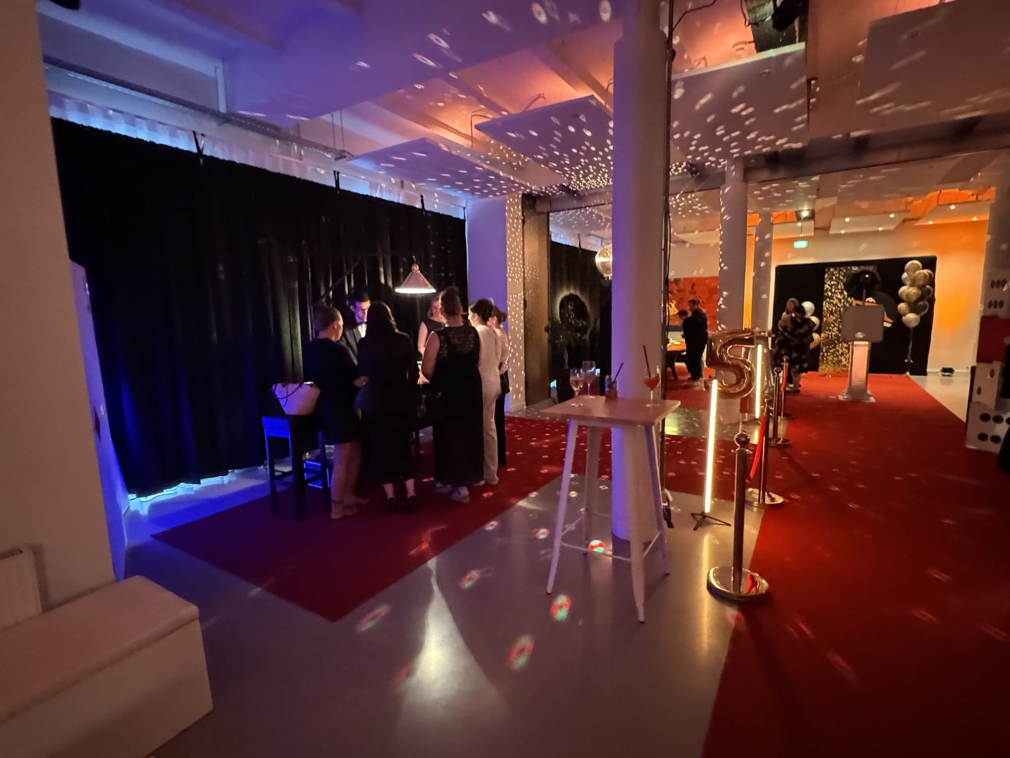 Evening reception with guests and lighting design at the REST2RENT event venue in Hamburg
