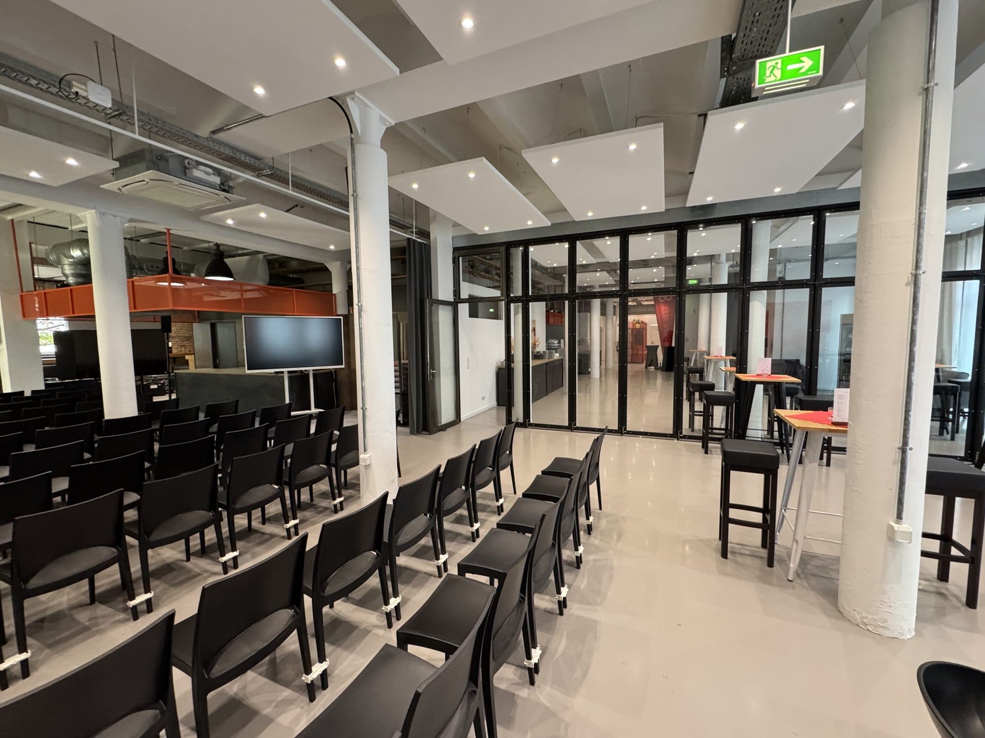 Tagungssetup mit Reihen und Glastrennwand in der Eventlocation REST2RENT Hamburg