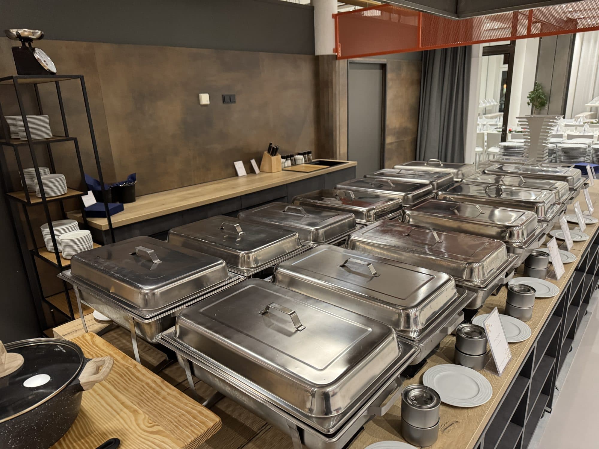 Chafing Dishes auf der Arbeitsfläche der Kitchen Area in der Eventlocation REST2RENT Hamburg