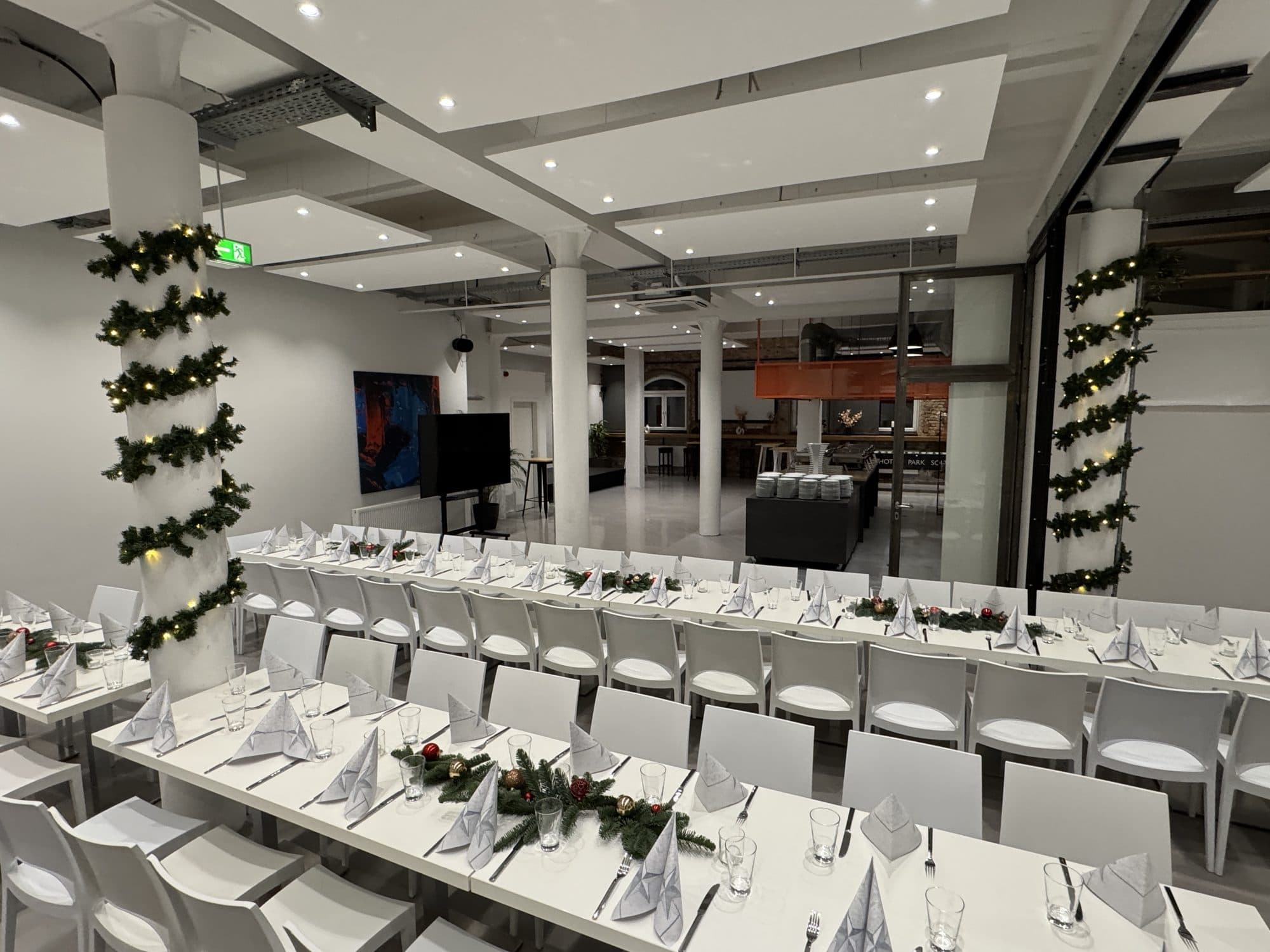 Set table with Christmas decoration at the REST2RENT event venue in Hamburg