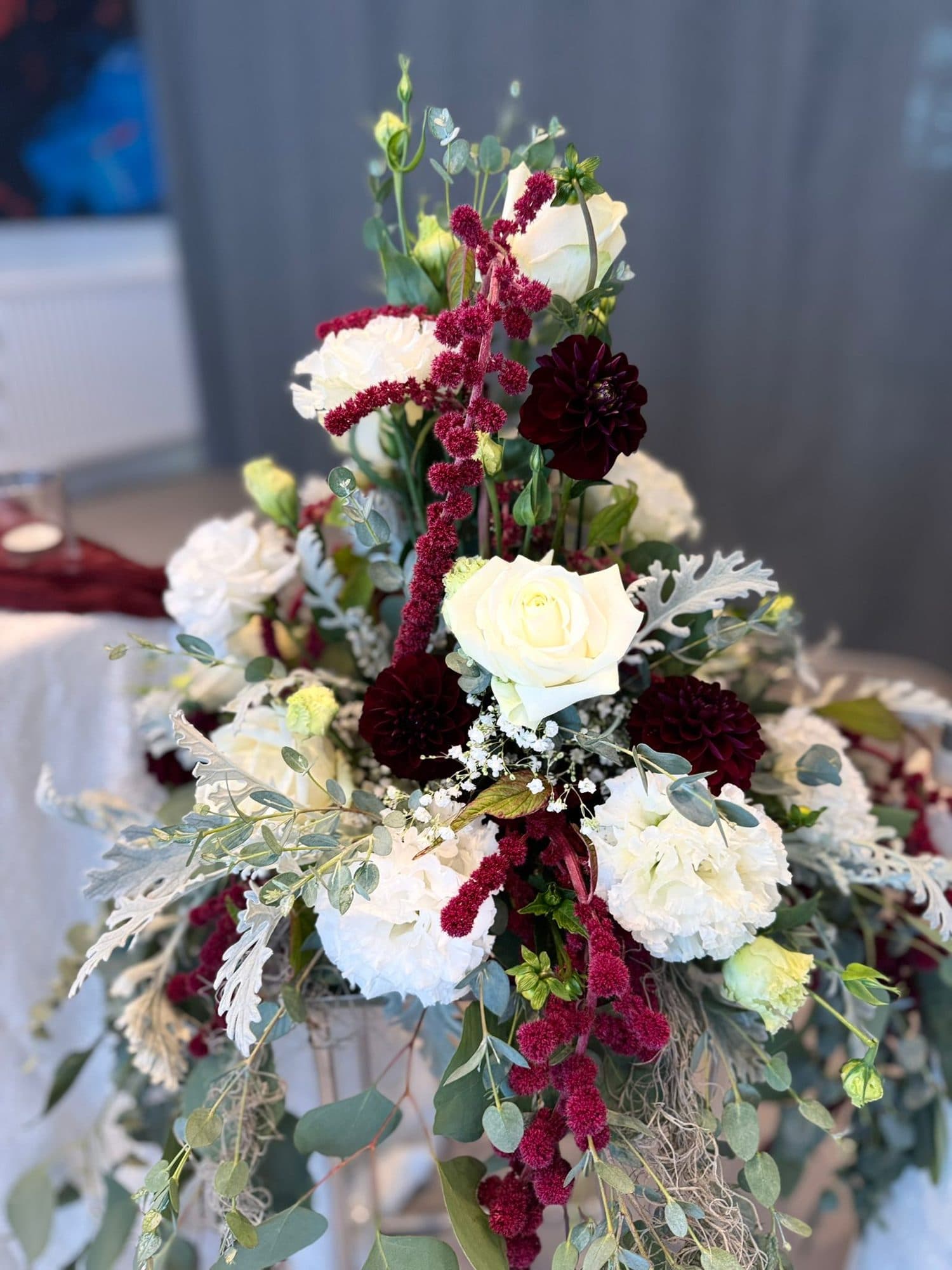 Blumengesteck mit weißen Rosen und dunkelroten Dahlien in der Eventlocation REST2RENT Hamburg