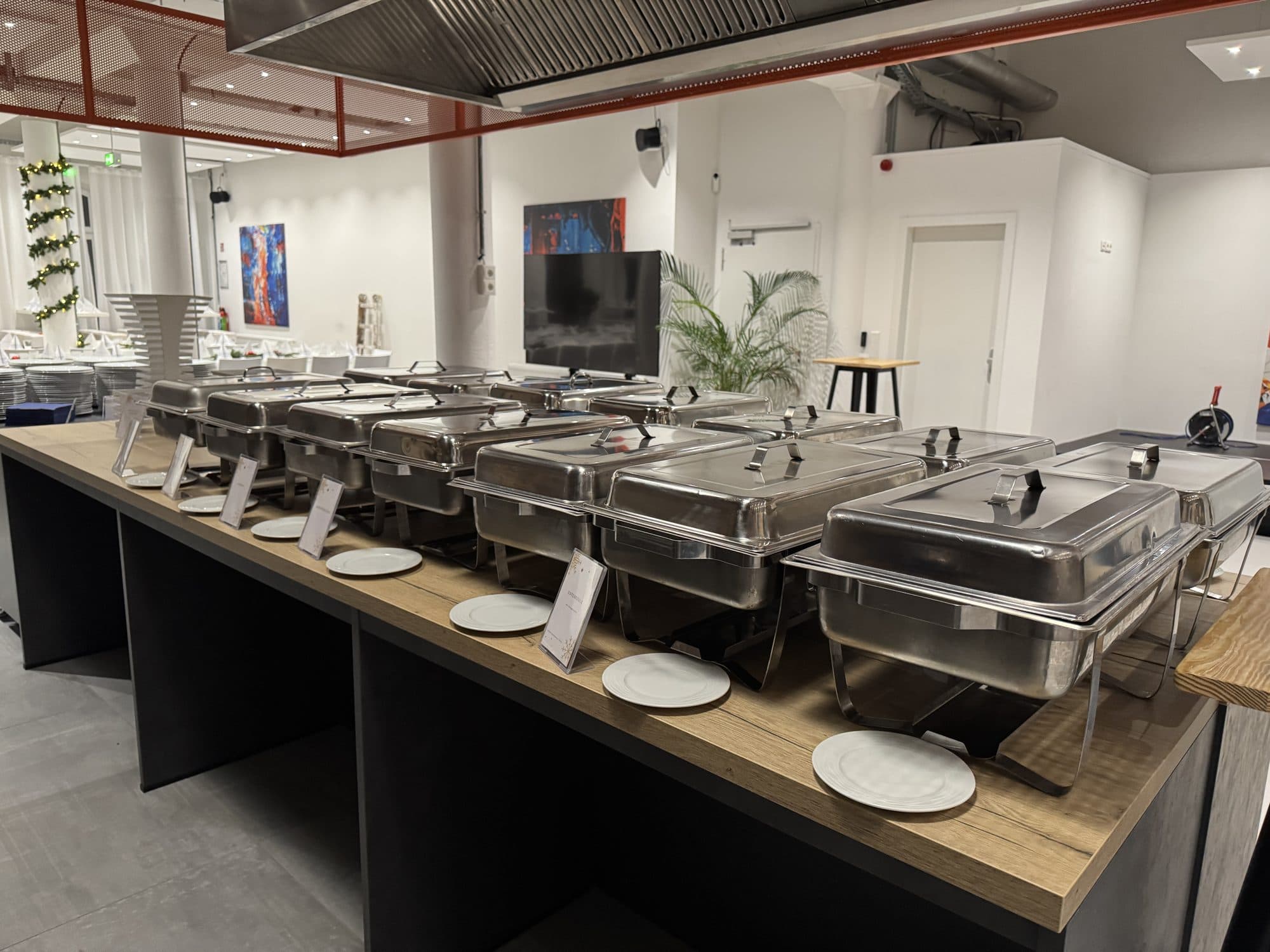 Aufgebaute Chafing Dishes für ein Buffet in der Eventlocation REST2RENT Hamburg