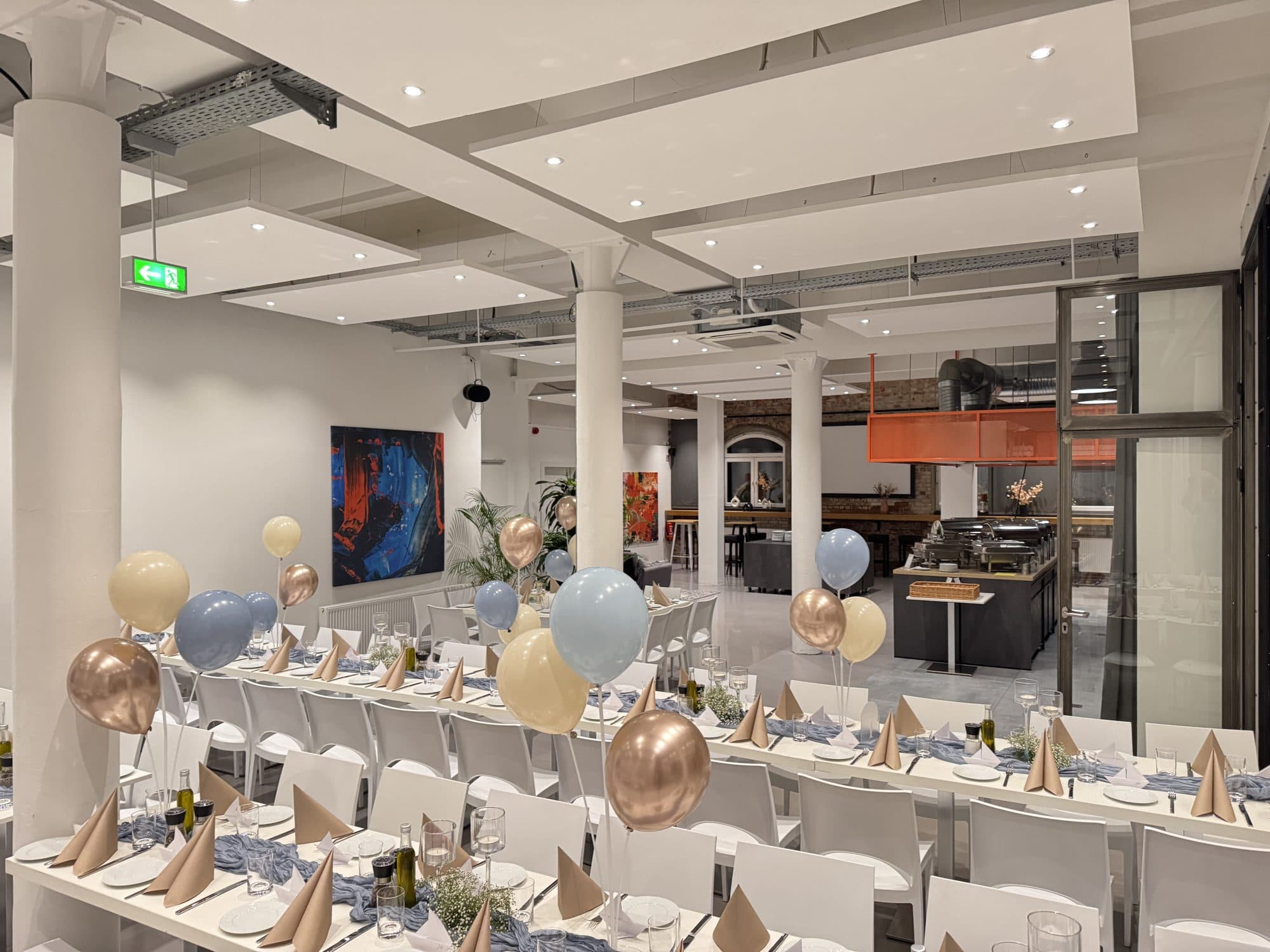 Geburtstagstafel mit Ballons in Blau und Gold in der Eventlocation REST2RENT Hamburg