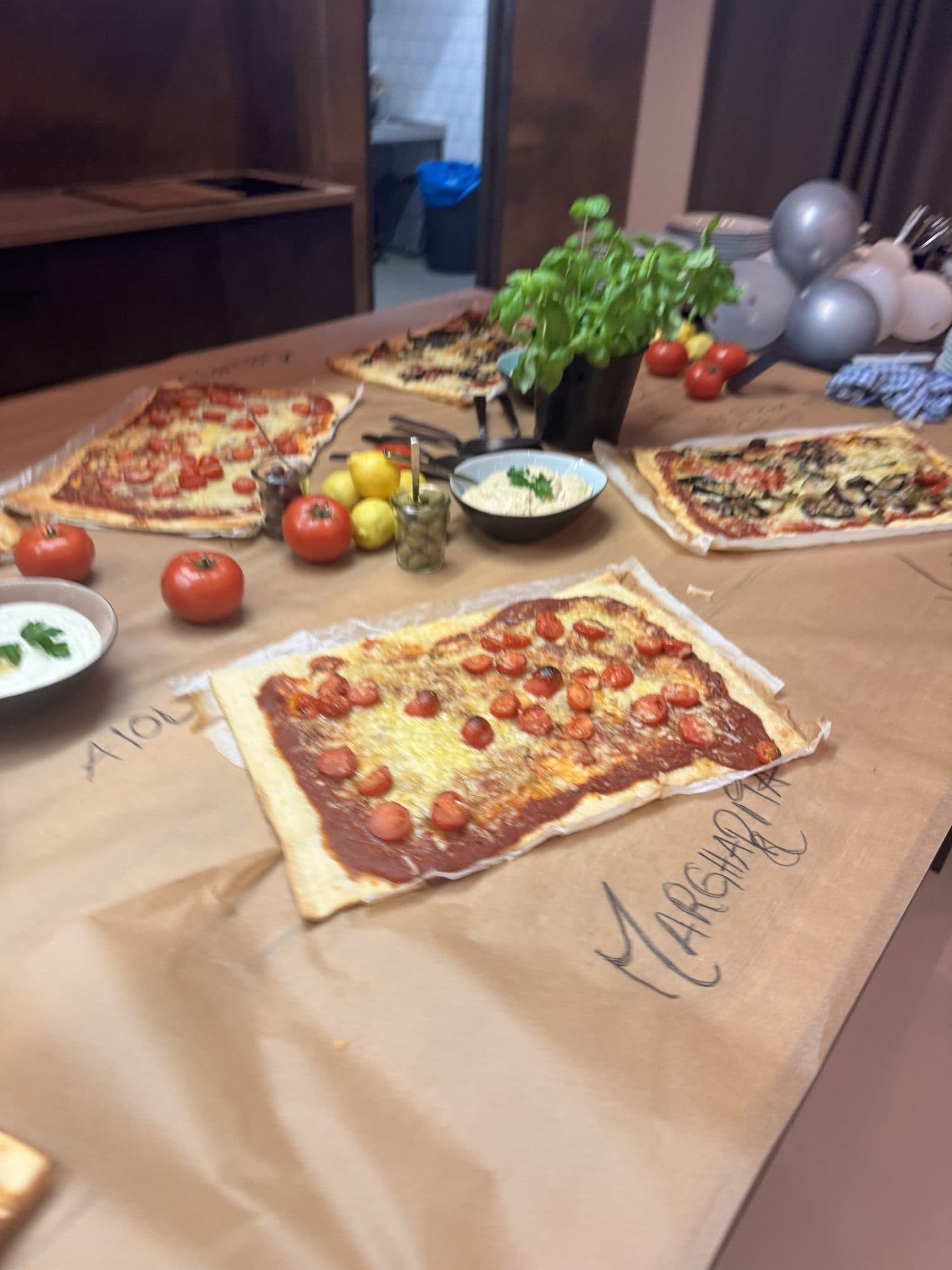 Self-topped tarte flambée at a station at the REST2RENT event venue in Hamburg