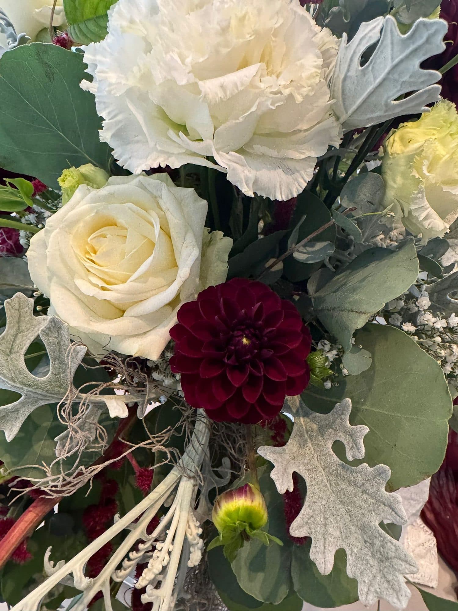 Detail eines Brautstraußes mit weißen Rosen in der Eventlocation REST2RENT Hamburg