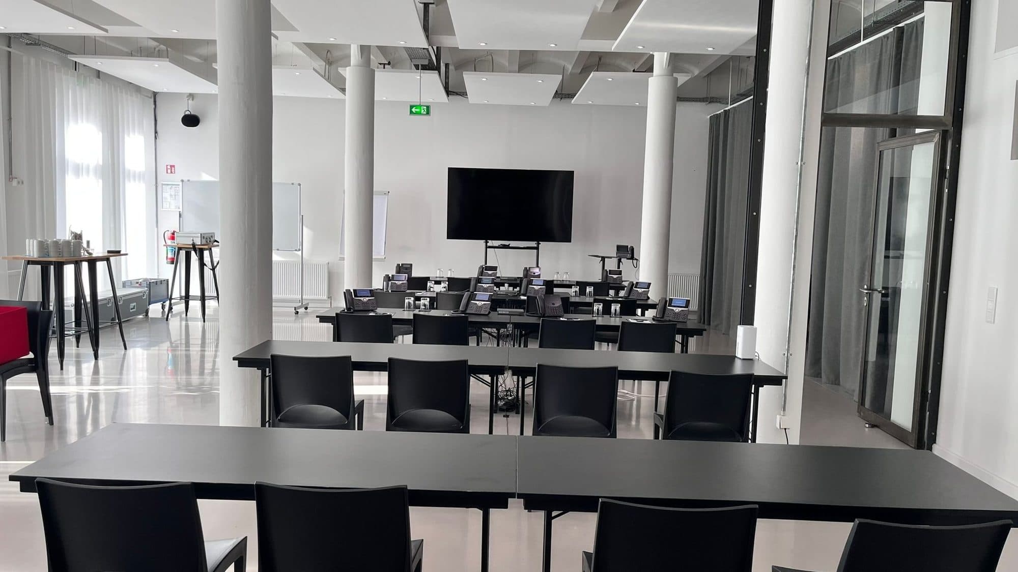 Parlamentarische Bestuhlung für ein Seminar in der Eventlocation REST2RENT Hamburg