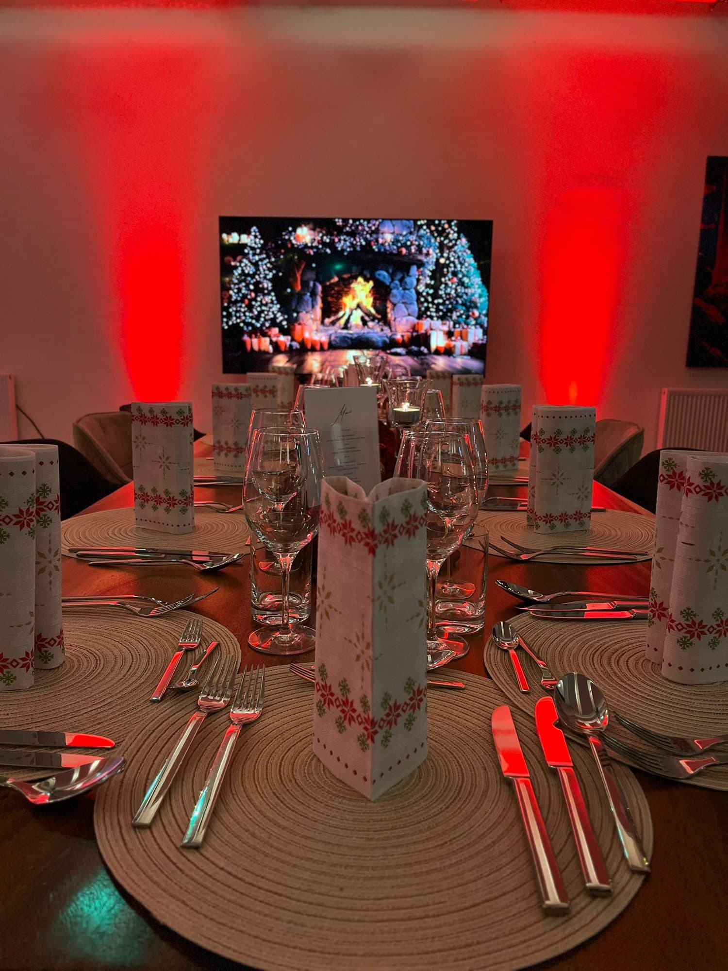 Place setting with menu card at the Christmas table at the REST2RENT event venue in Hamburg