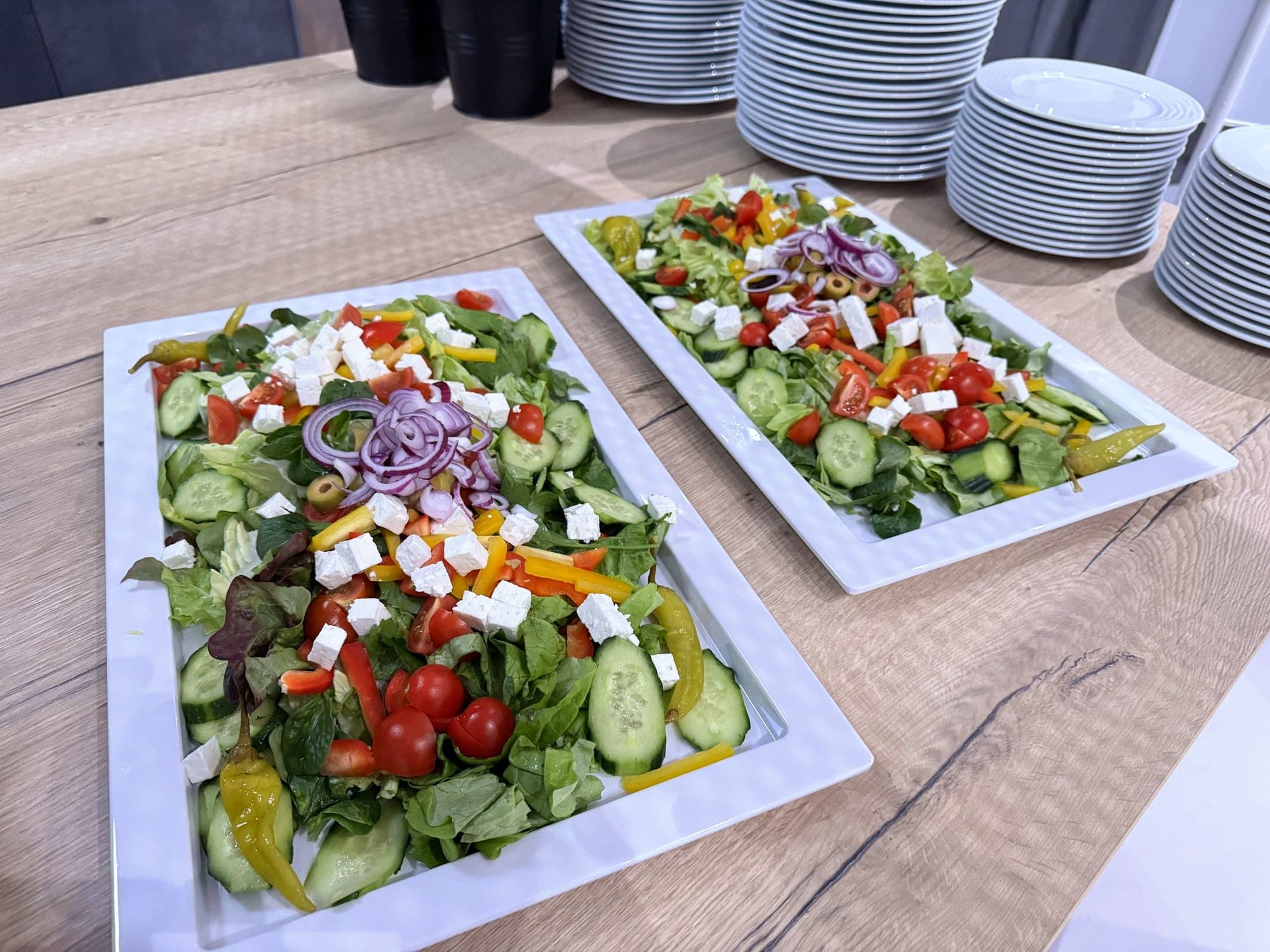 Bunter Salat mit Feta und Blüten in der Eventlocation REST2RENT Hamburg