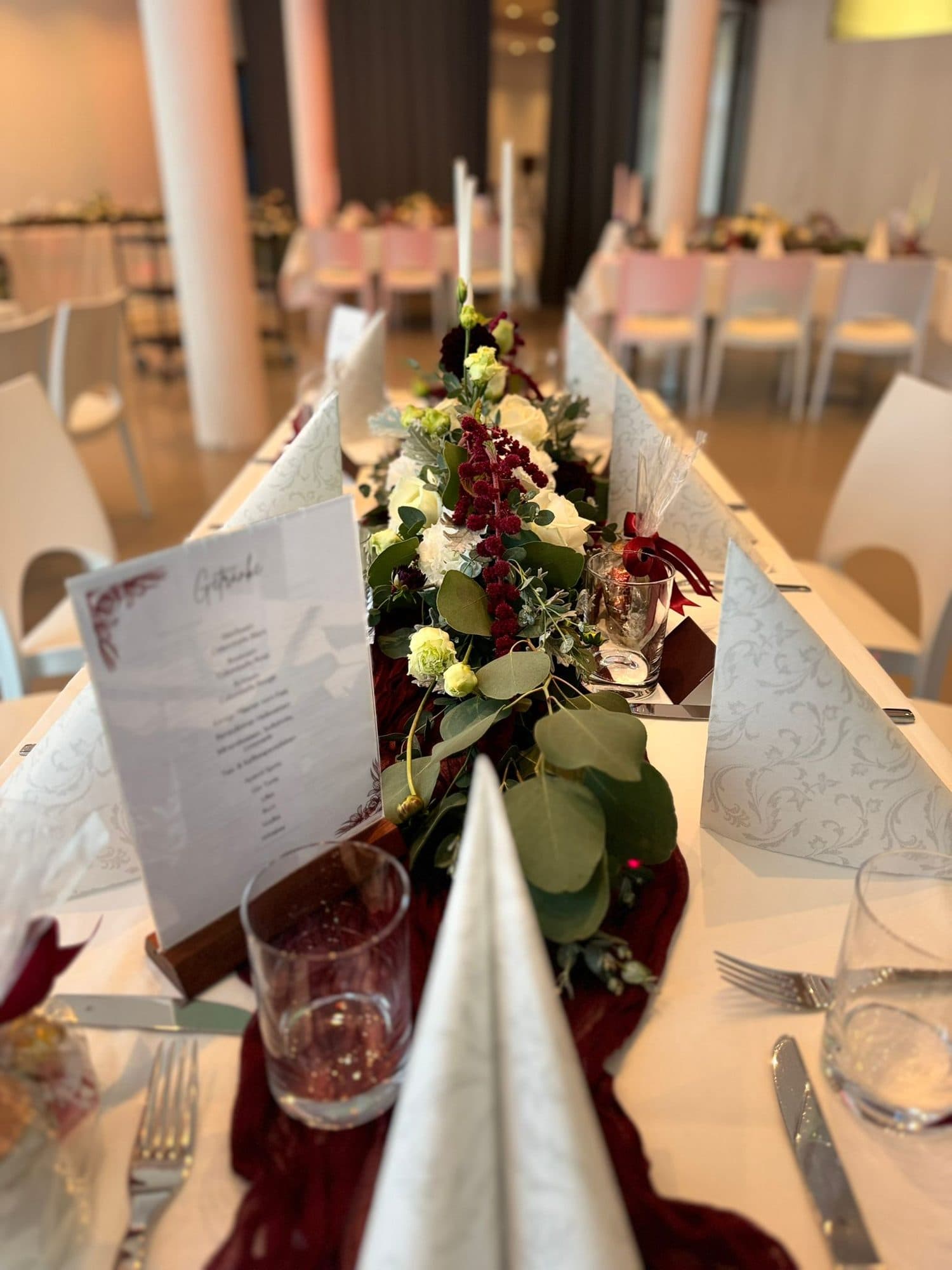 Tischdekoration mit Menükarte und Blumen in der Eventlocation REST2RENT Hamburg
