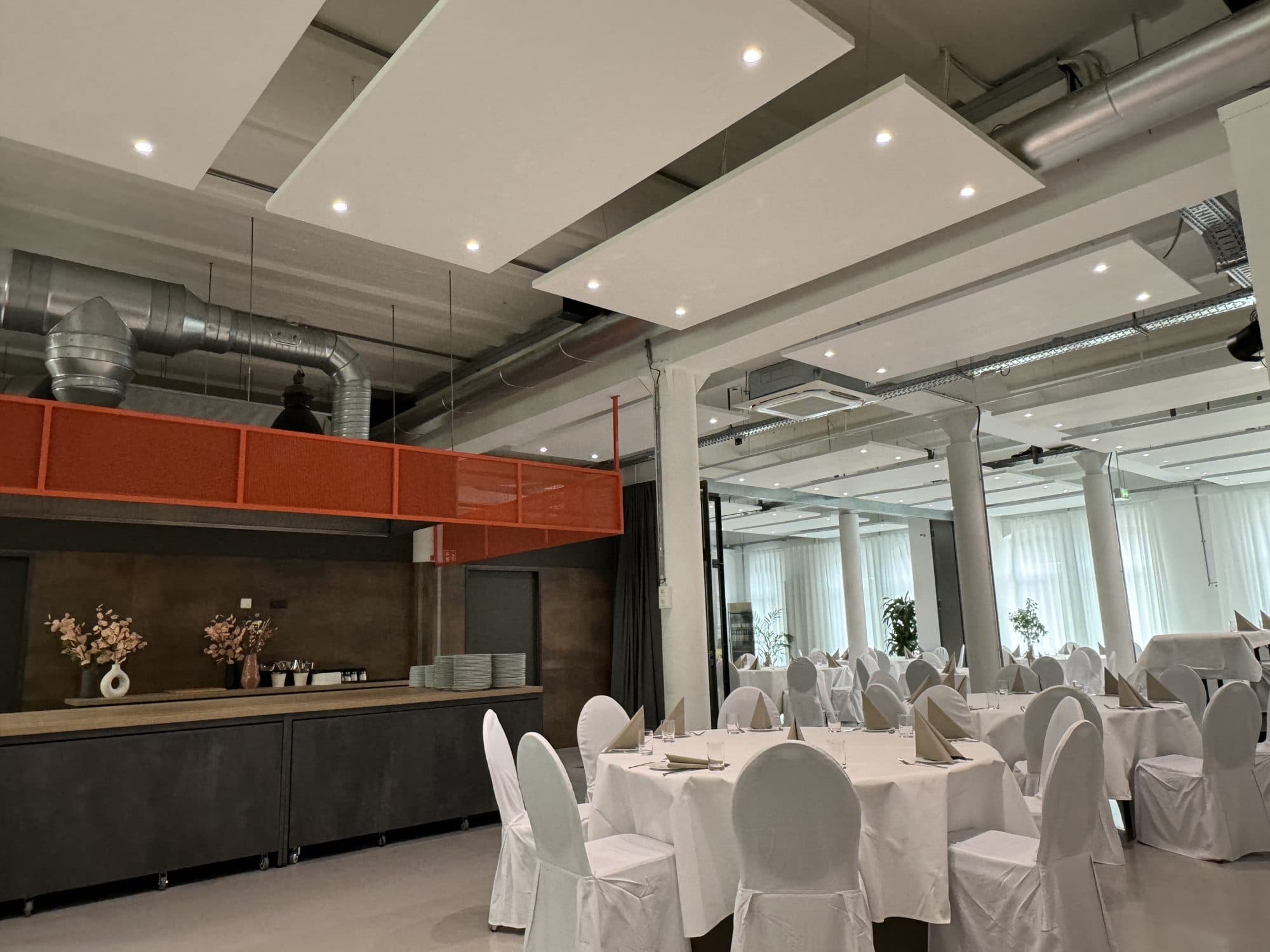Bankett an runden Tischen mit Stuhlhussen in der Eventlocation REST2RENT Hamburg