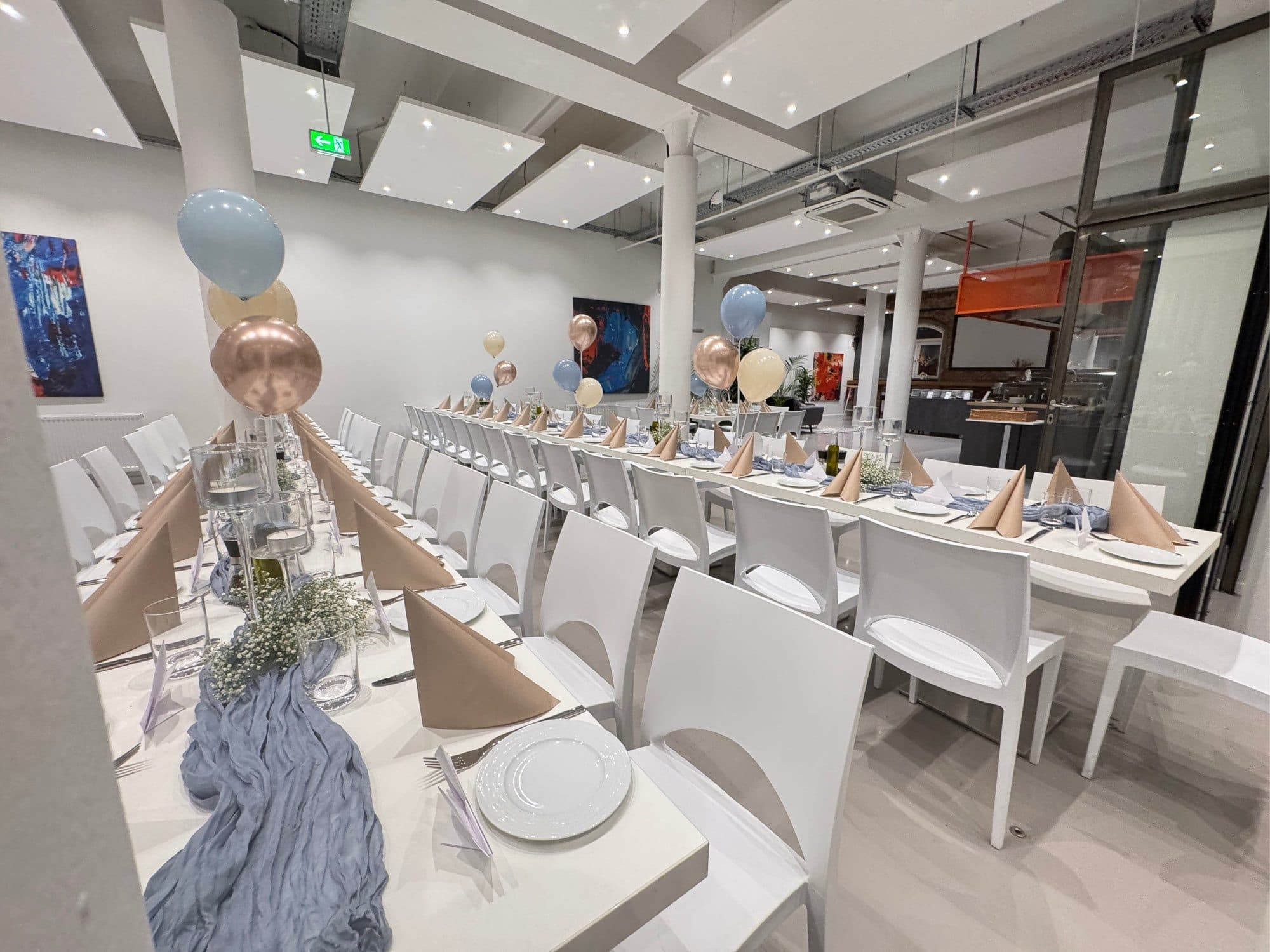 Lange Hochzeitstafel im hellen Loft mit Säulen in der Eventlocation REST2RENT Hamburg