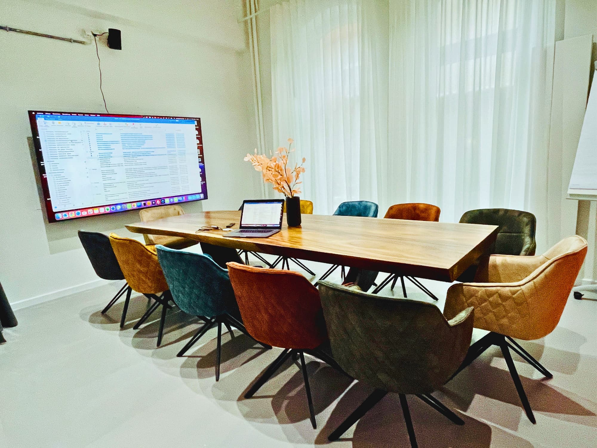 Conference with two screens at REST2RENT Hamburg