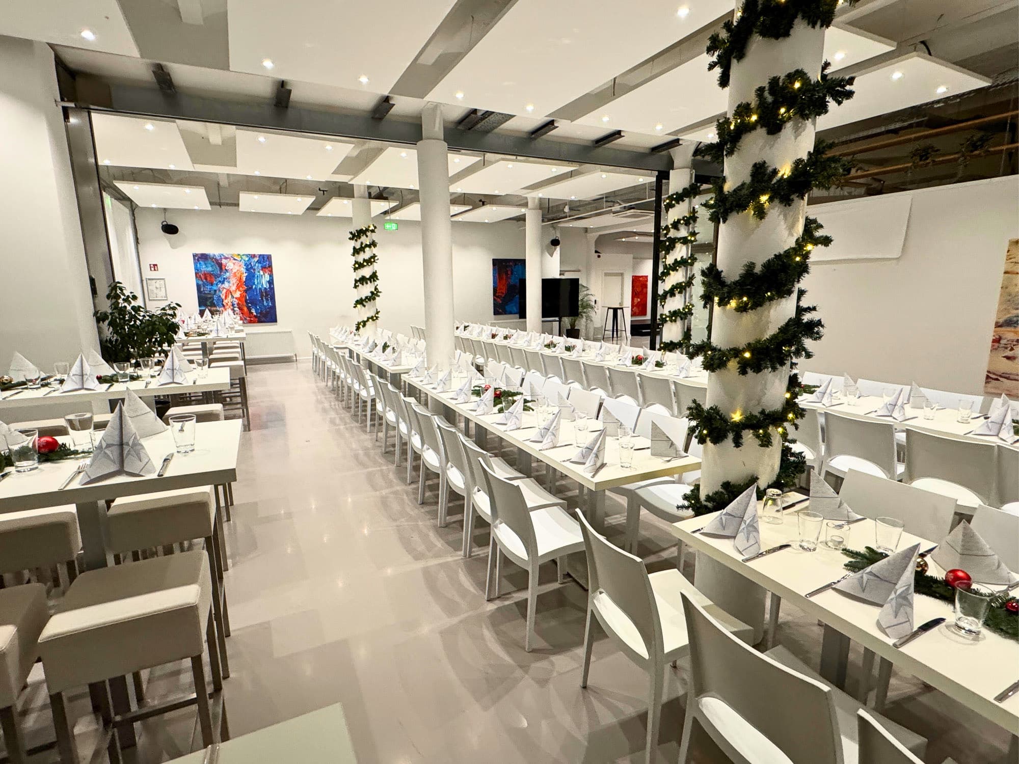 Festively set tables for a Christmas party at REST2RENT Hamburg