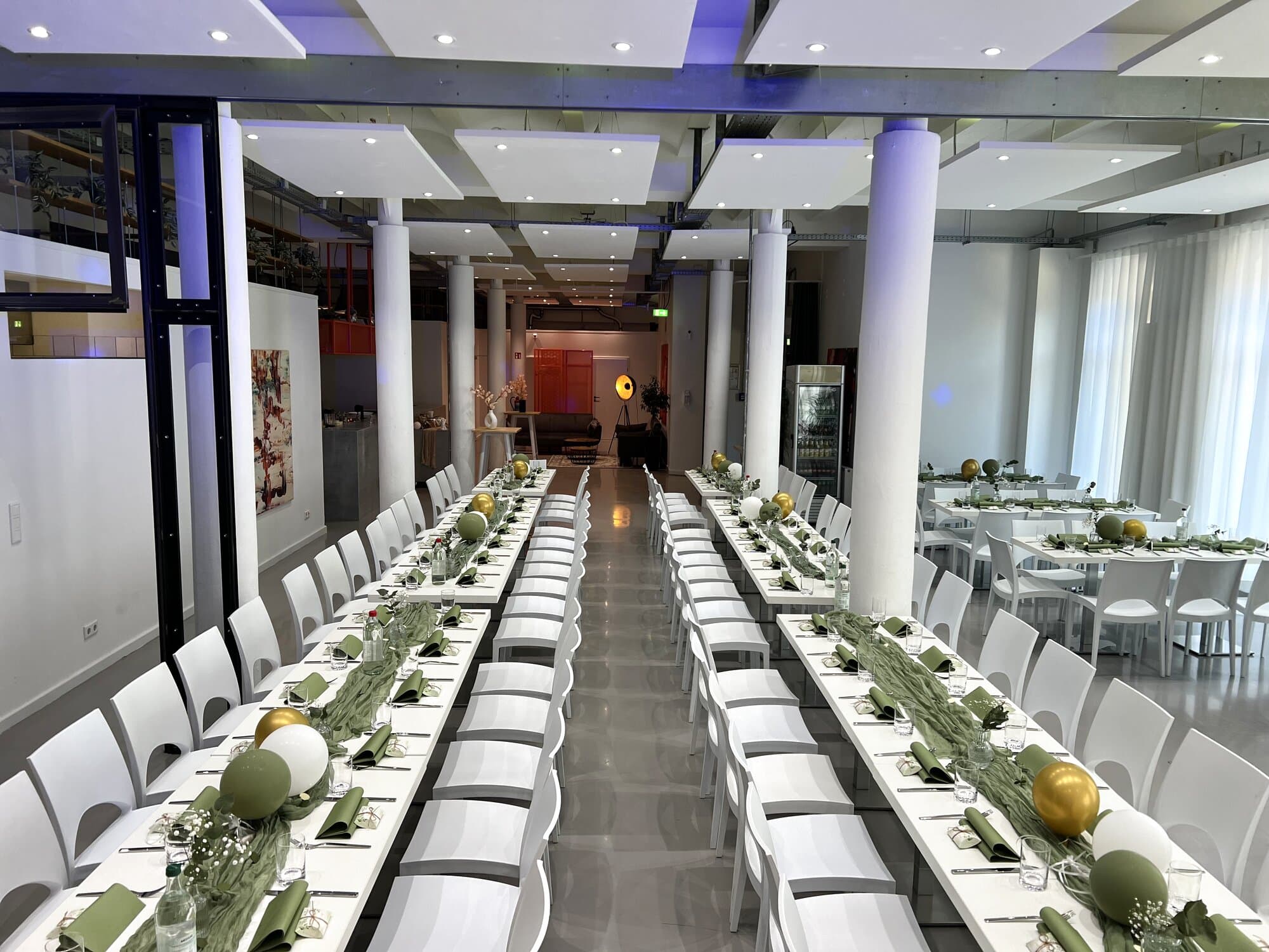 Lange festlich gedeckte Hochzeitstafel in der Loft-Halle des REST2RENT Hamburg