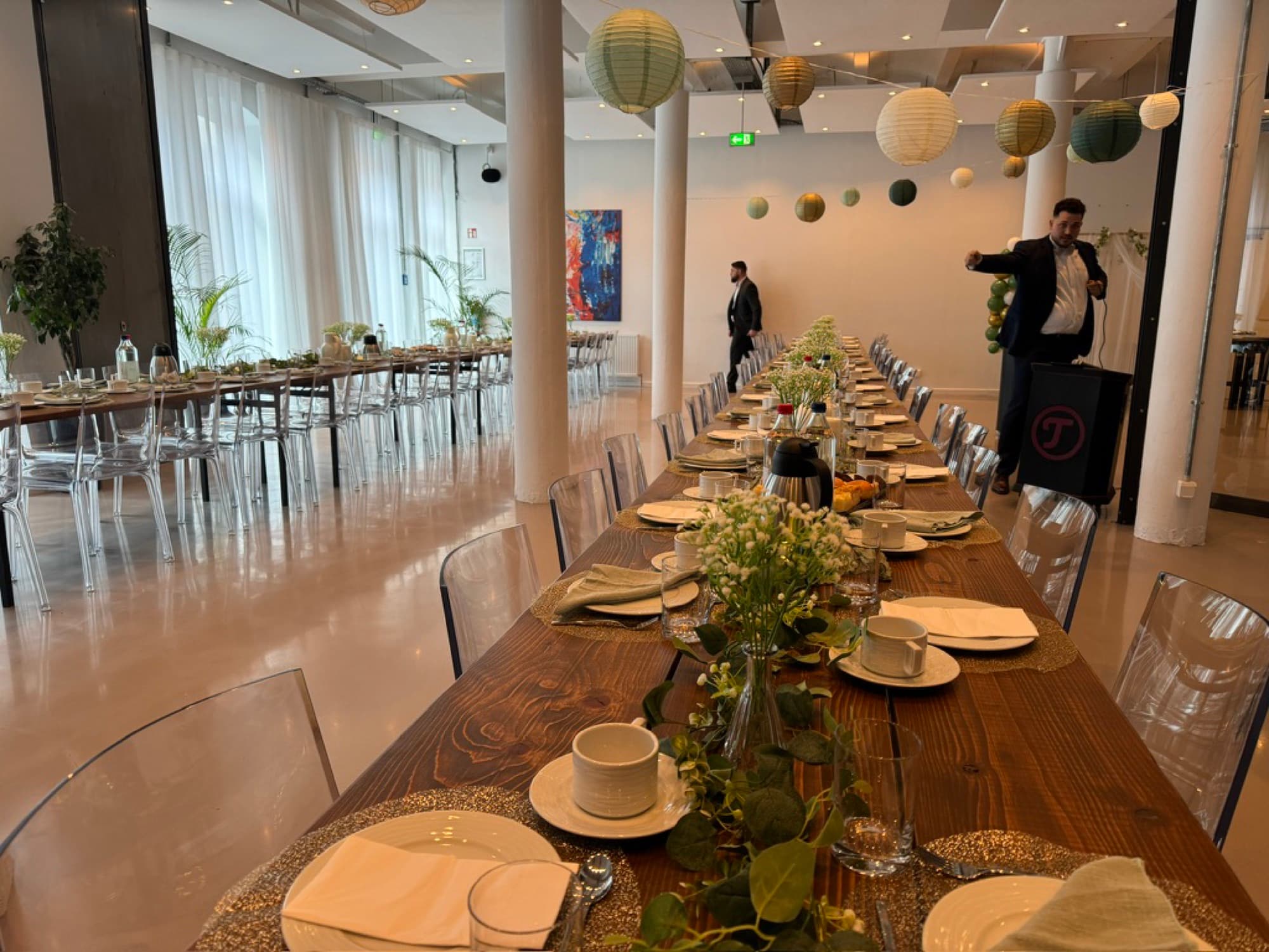 Wedding table in an industrial venue in Hamburg