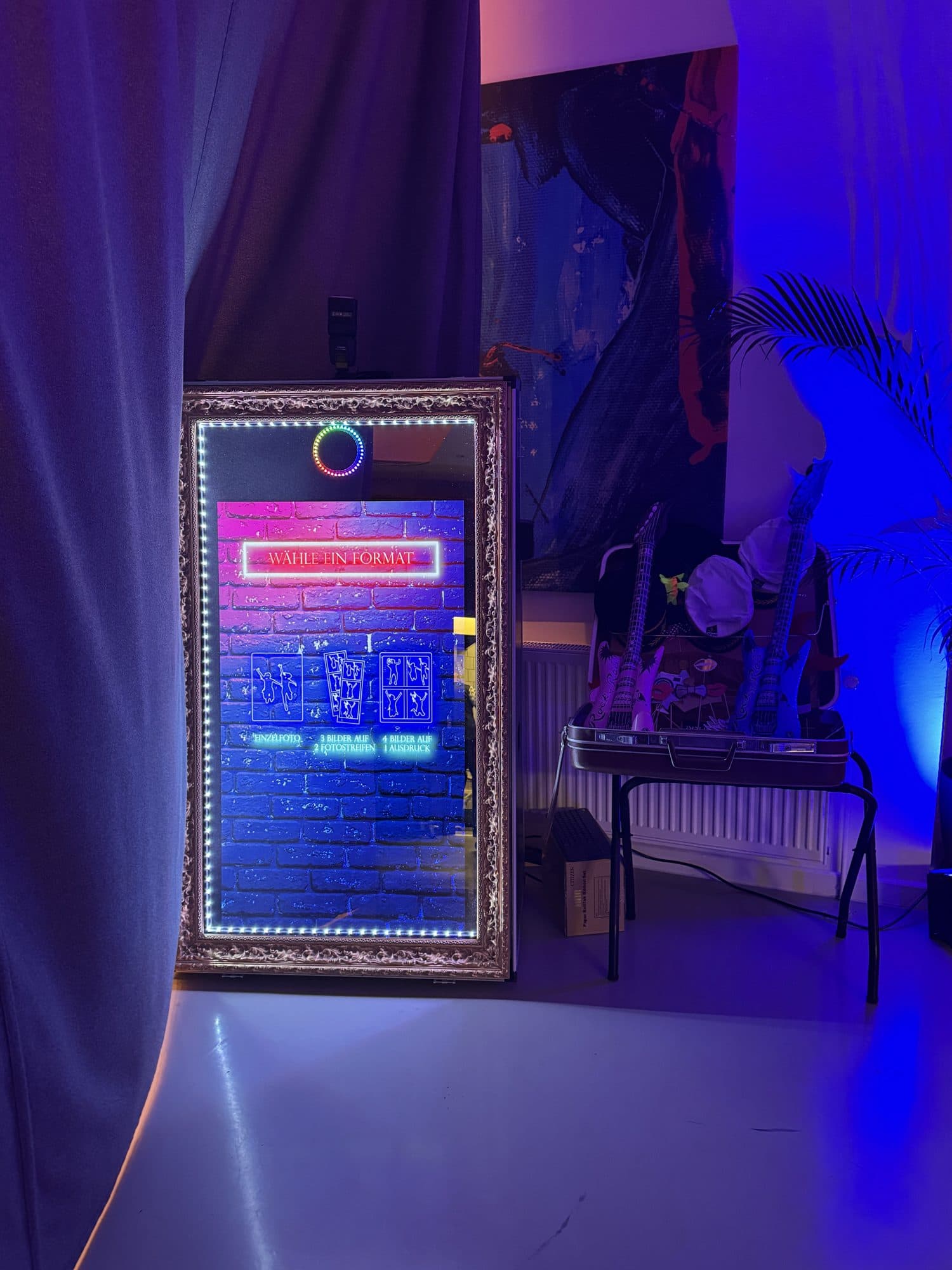 Fotobox mit Leuchtrahmen bei einer Feier in der Eventlocation REST2RENT Hamburg