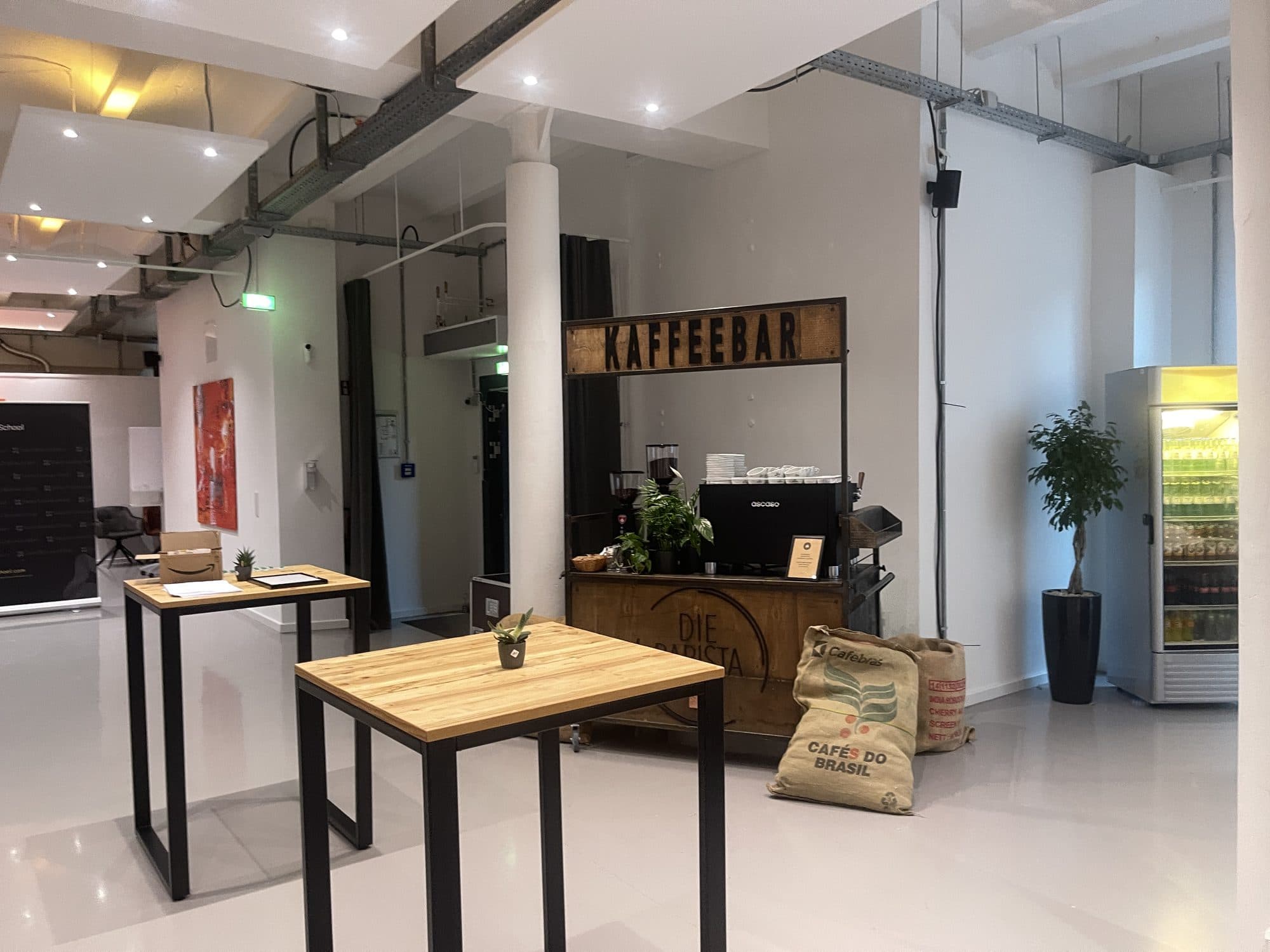 Kaffeebar mit Stehtischen in der Eventlocation REST2RENT Hamburg