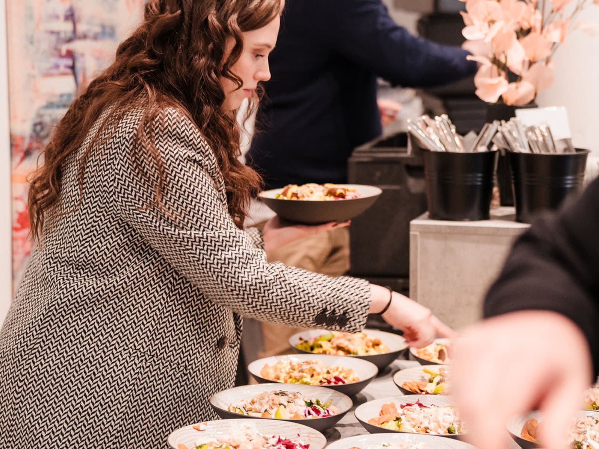 Buffet with fresh dishes by REST2RENT Catering Hamburg