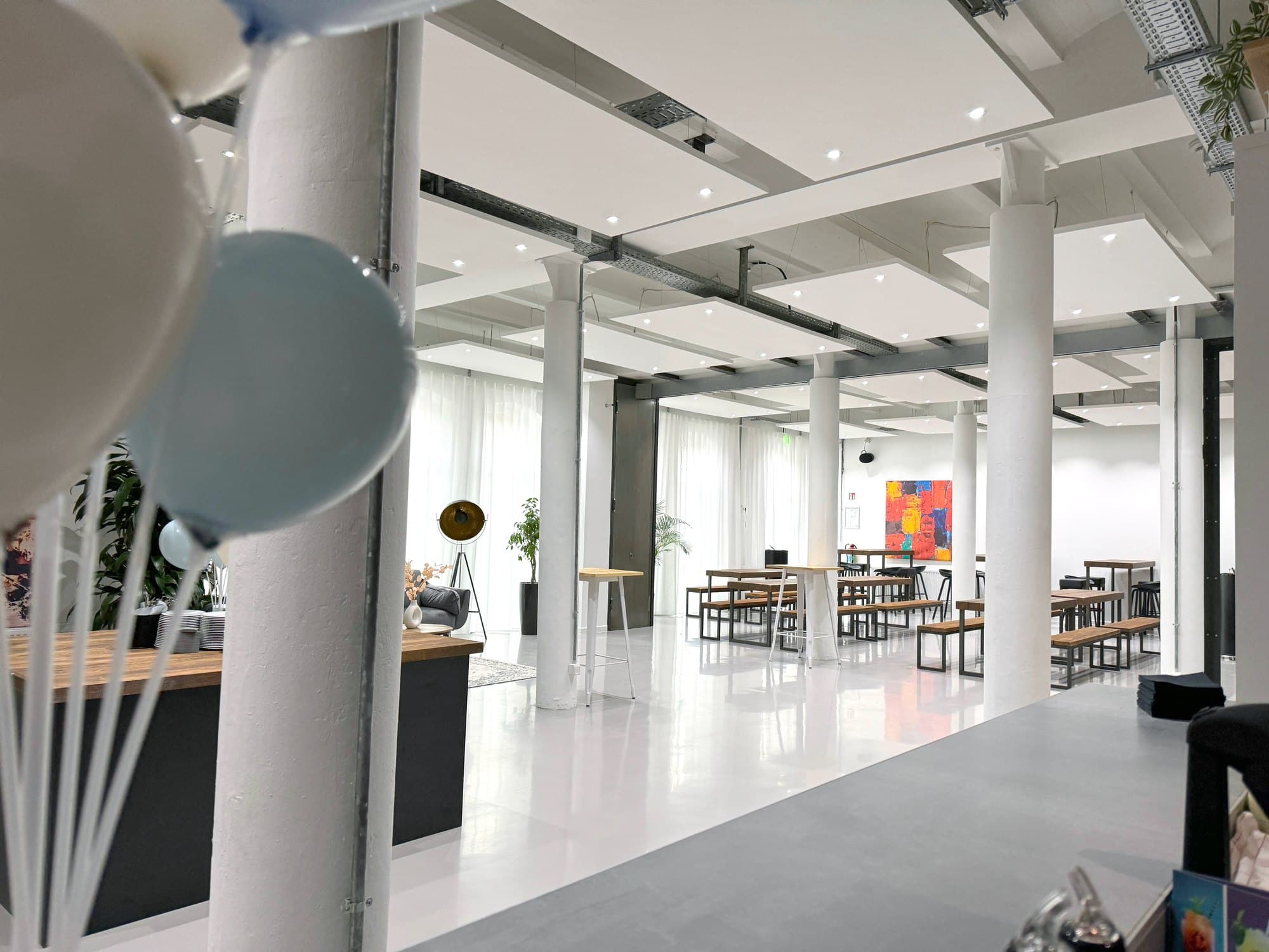 Empty, light-filled 400 m² event space with columns – dry hire at REST2RENT Hamburg