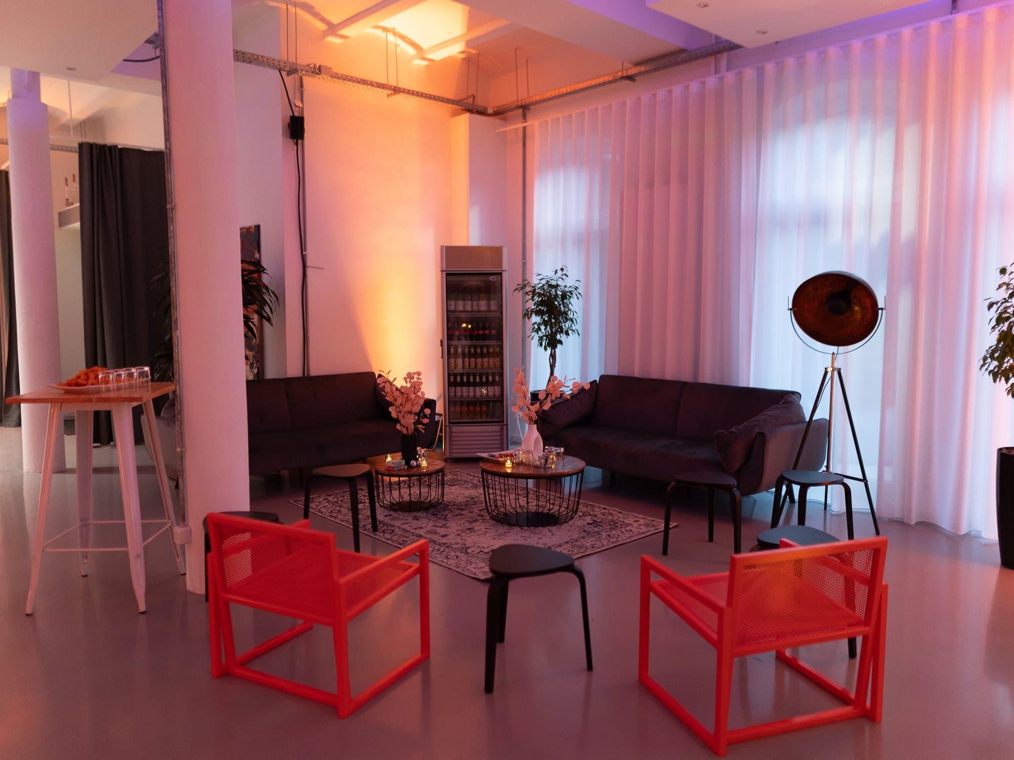 Lounge in atmospheric evening light for private celebrations at REST2RENT Hamburg