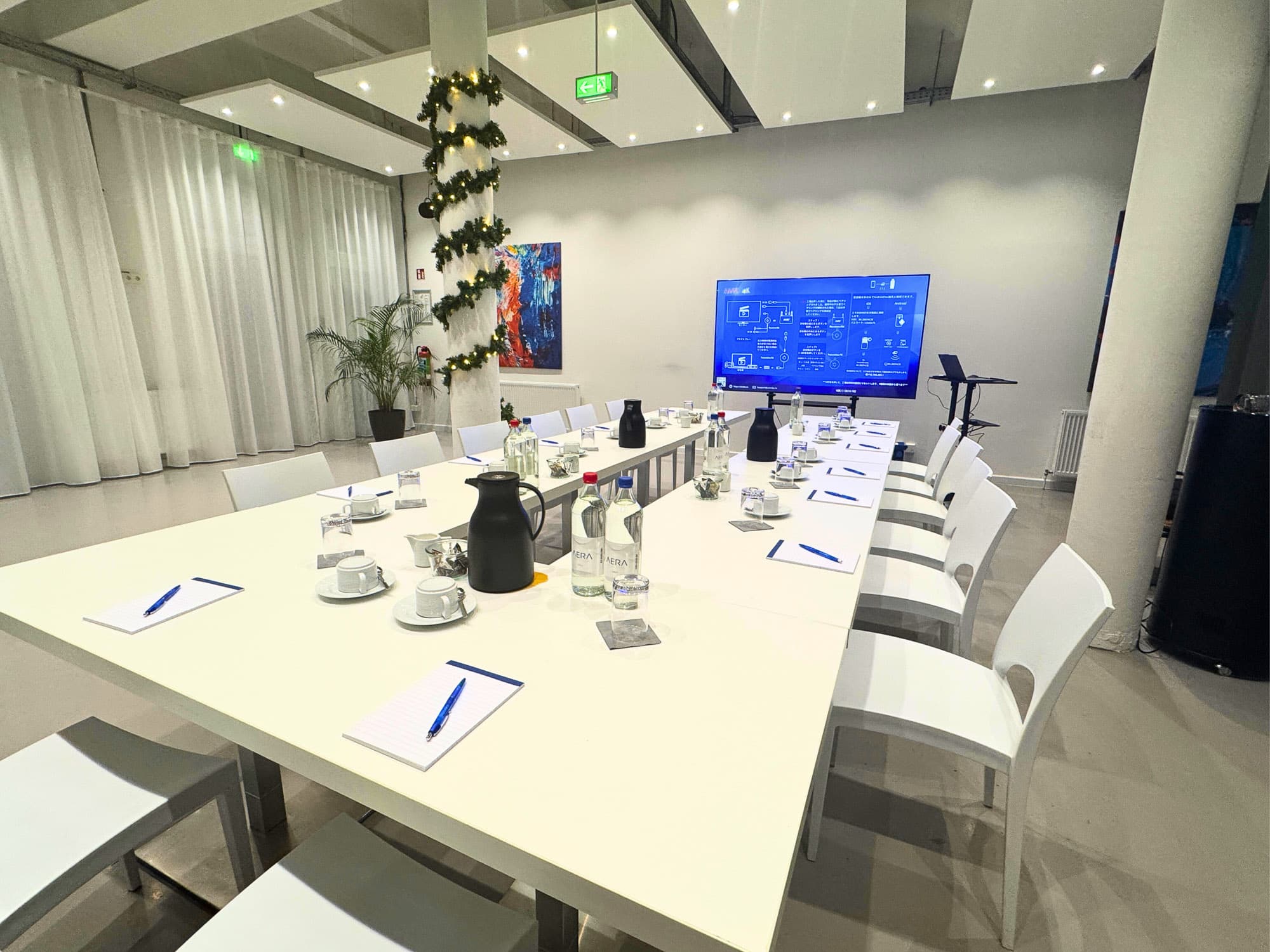 Boardroom mit 85-Zoll-Screen im REST2RENT Hamburg